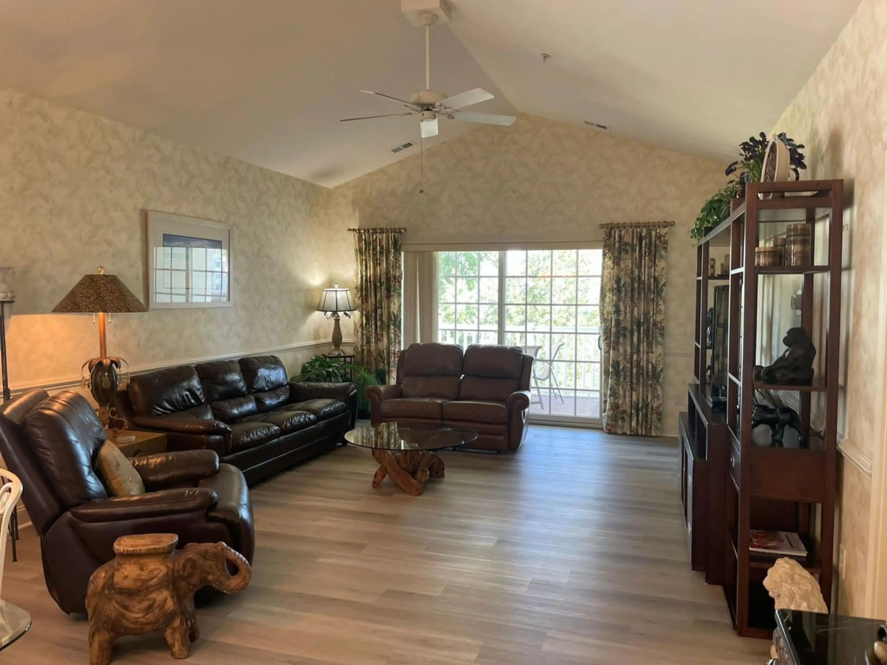 Living room in Stunning 3BR Condo near Myrtlewood Golf Resort and Beach