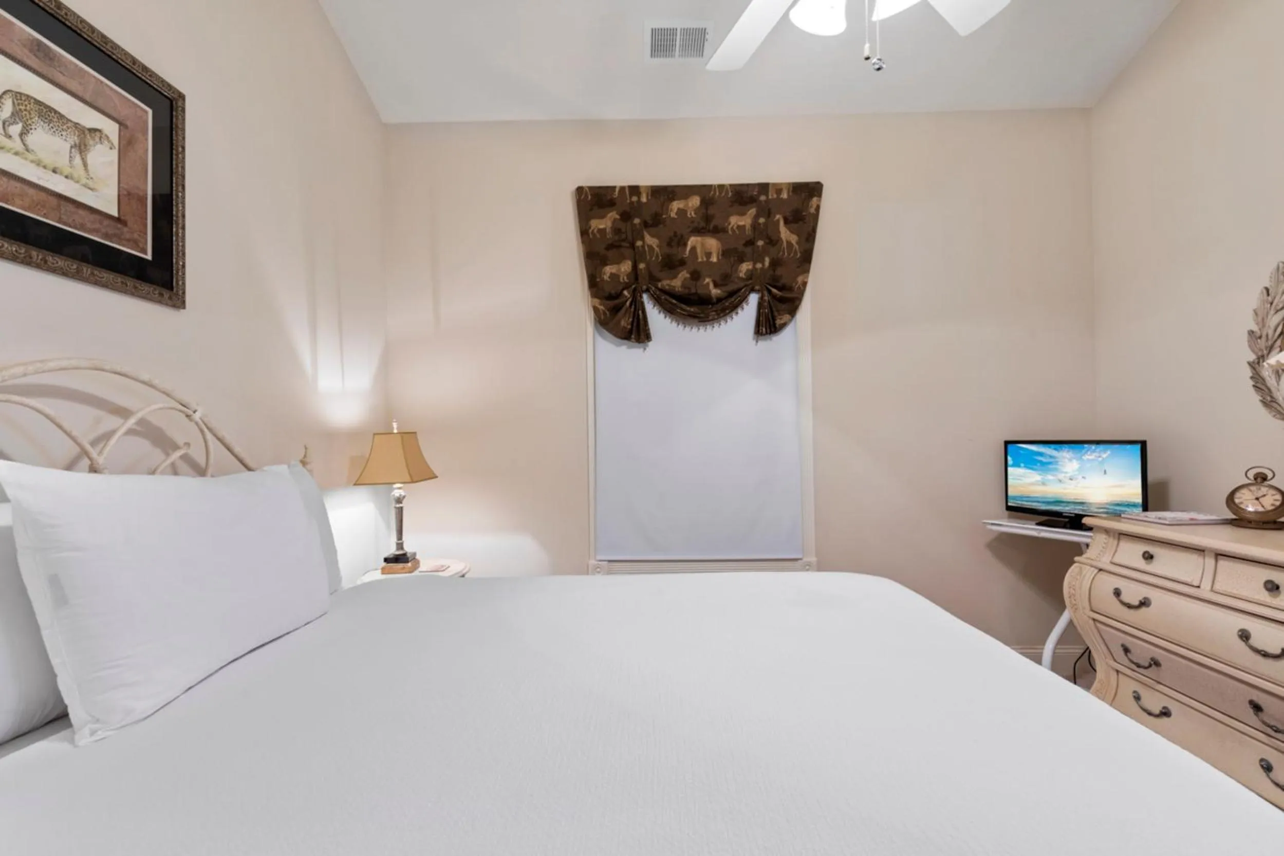 Bedroom, Bed in Stunning 3BR Condo near Myrtlewood Golf Resort and Beach