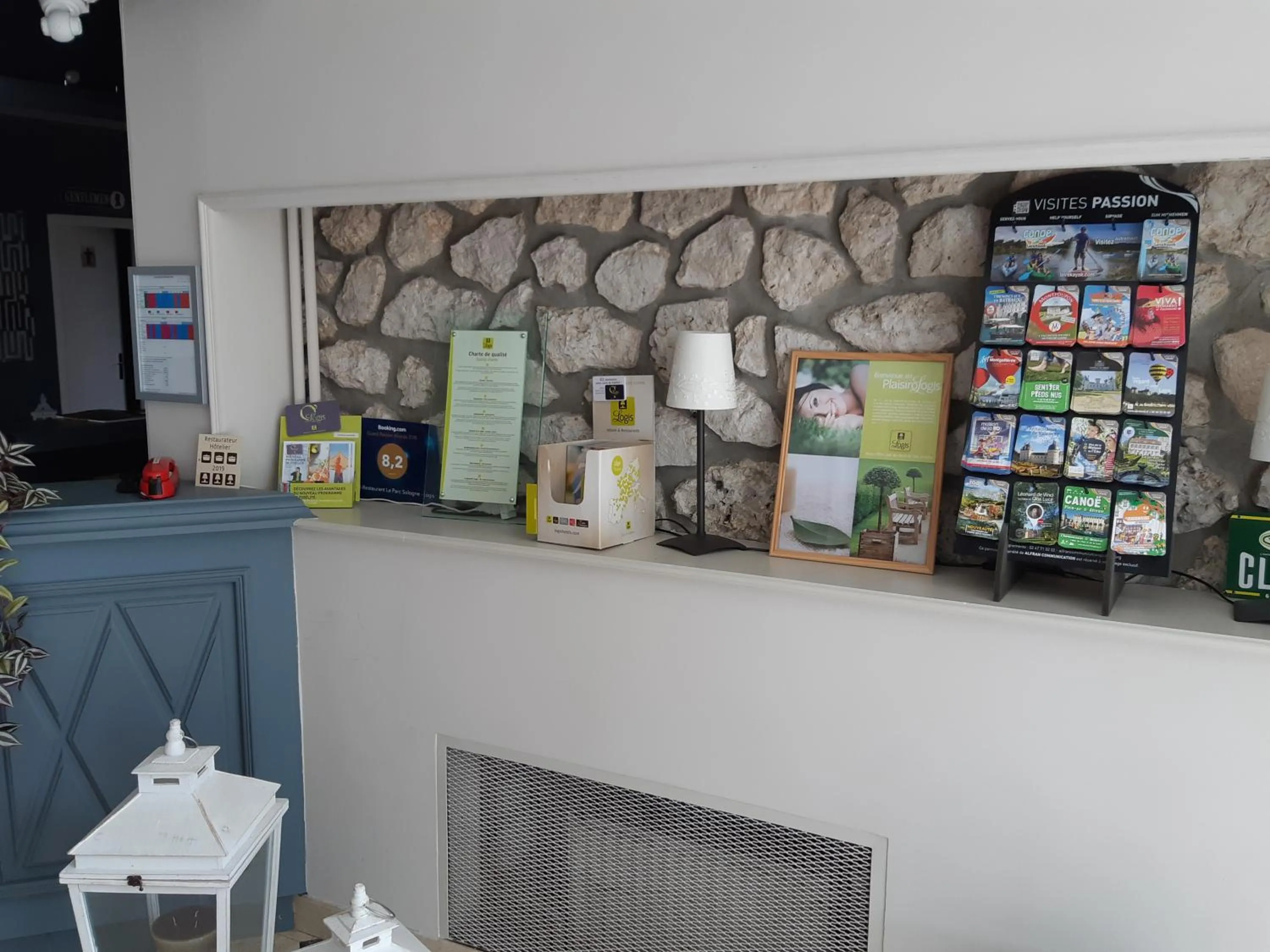 Lobby or reception in Logis Hôtel Restaurant Le Parc