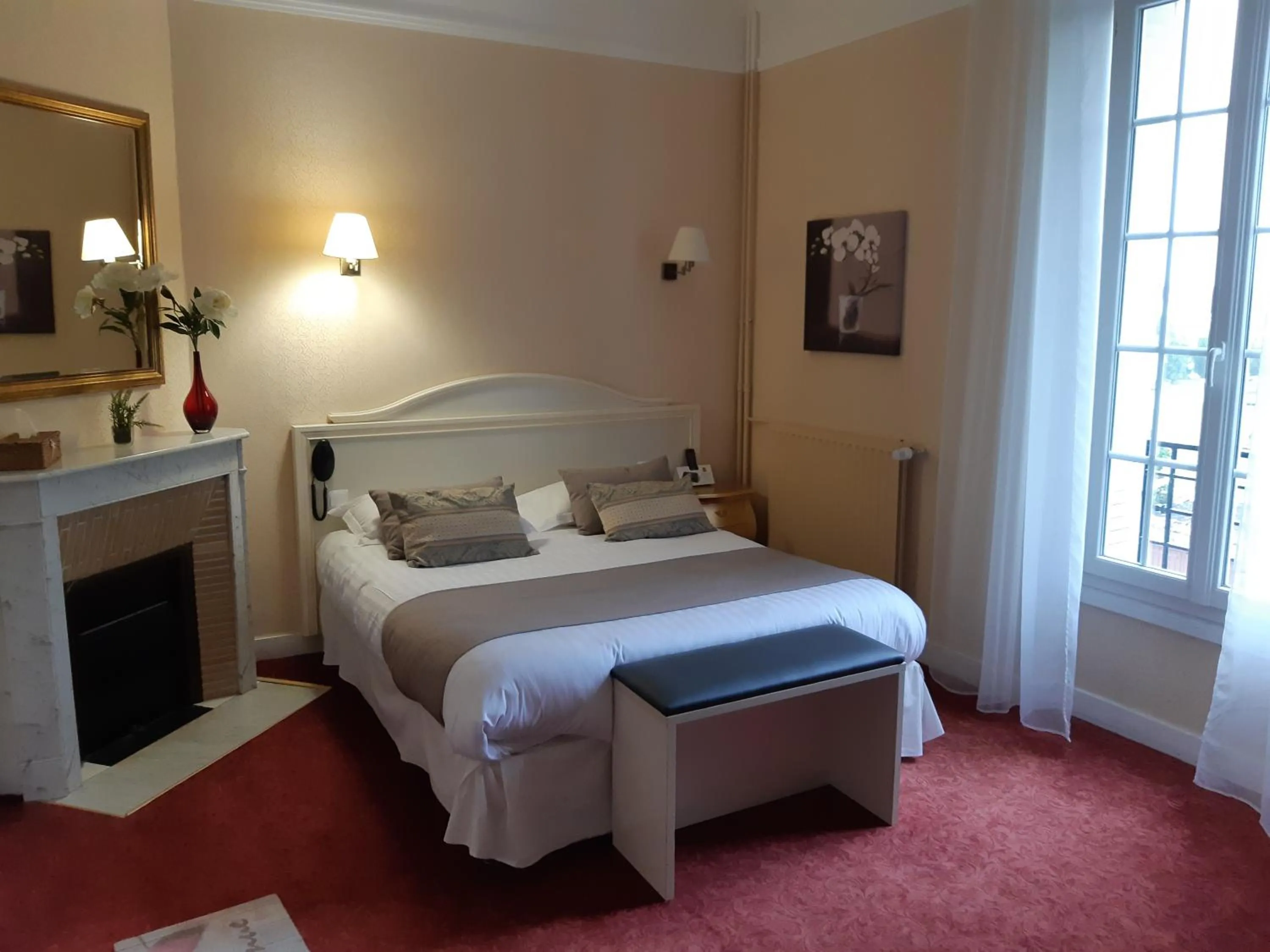 Bed in Logis Hôtel Restaurant Le Parc