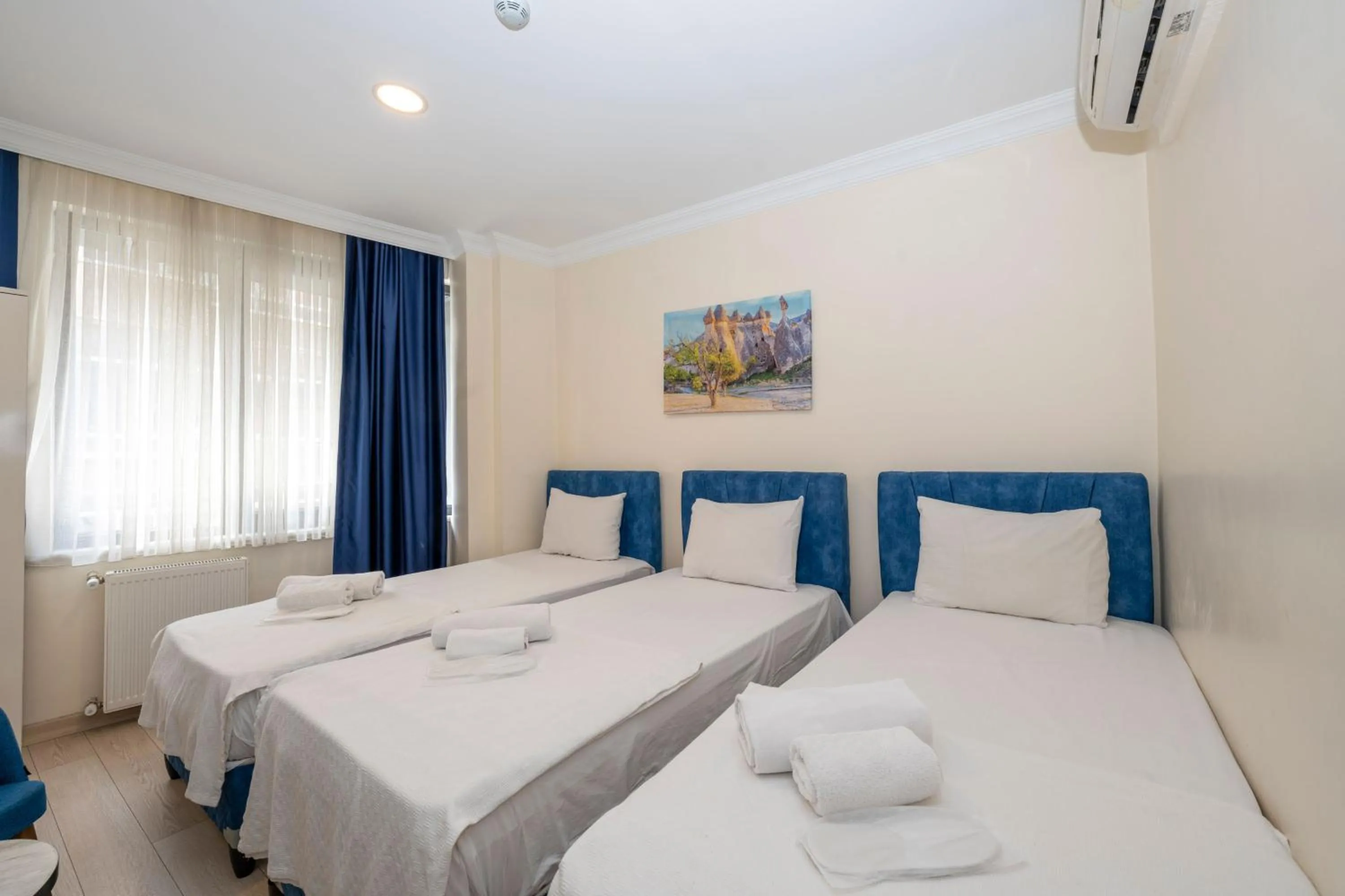 Photo of the whole room, Bed in Hotel Grand İstanbul