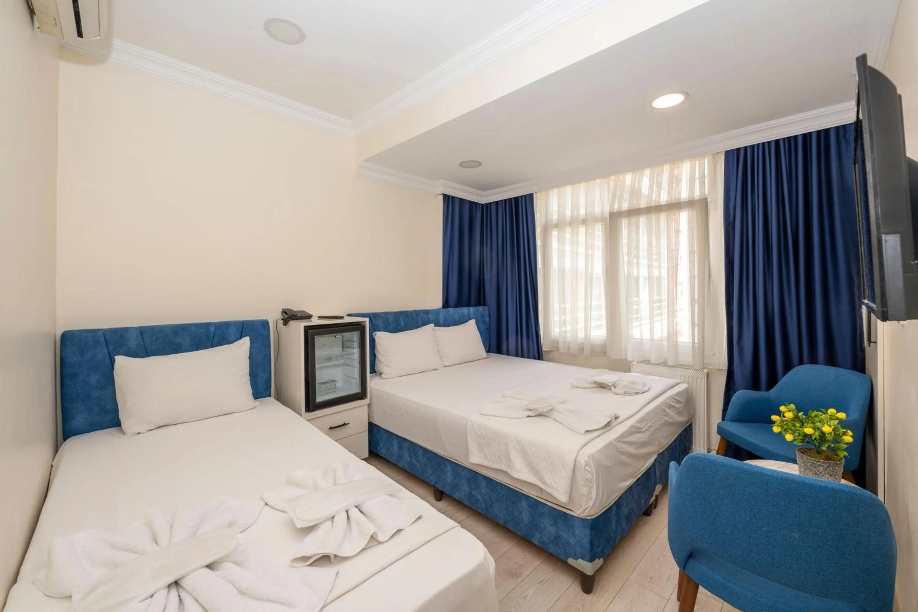 Photo of the whole room, Bed in Hotel Grand İstanbul