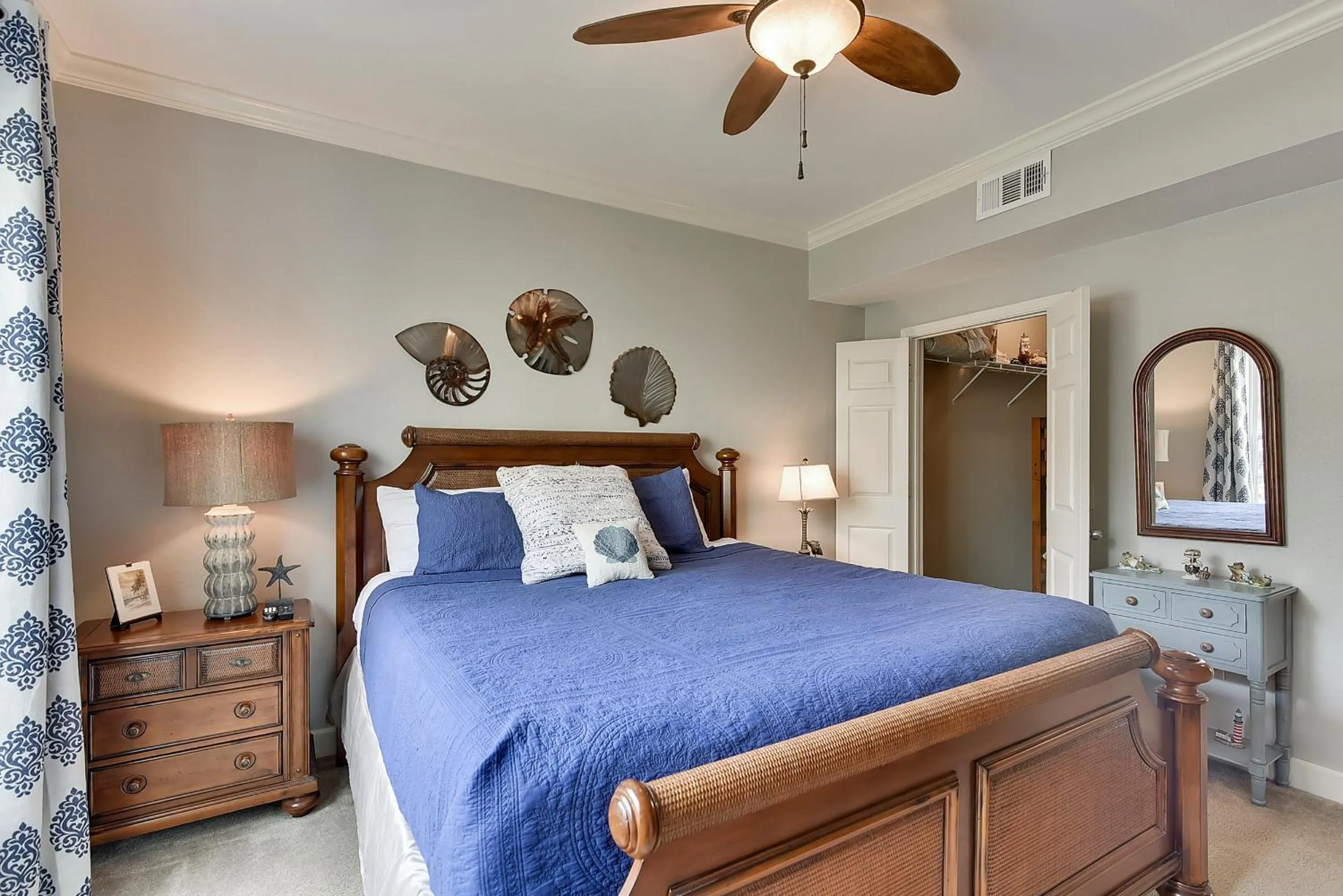 Bedroom, Bed in Dawn 512-Tropical Lagoon