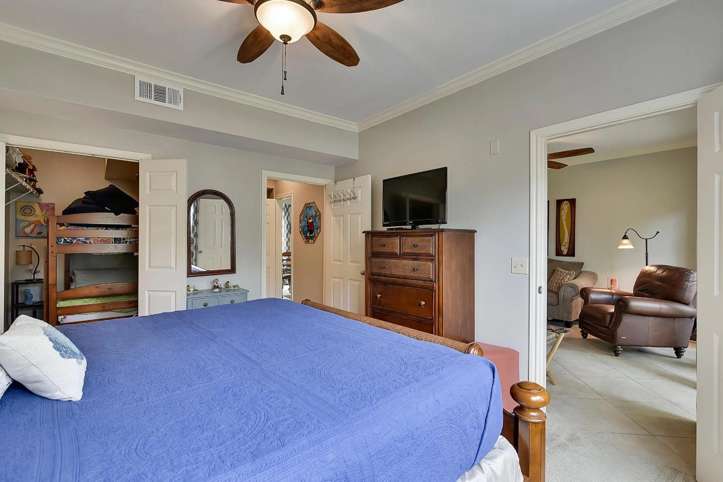 Bedroom, Bed in Dawn 512-Tropical Lagoon