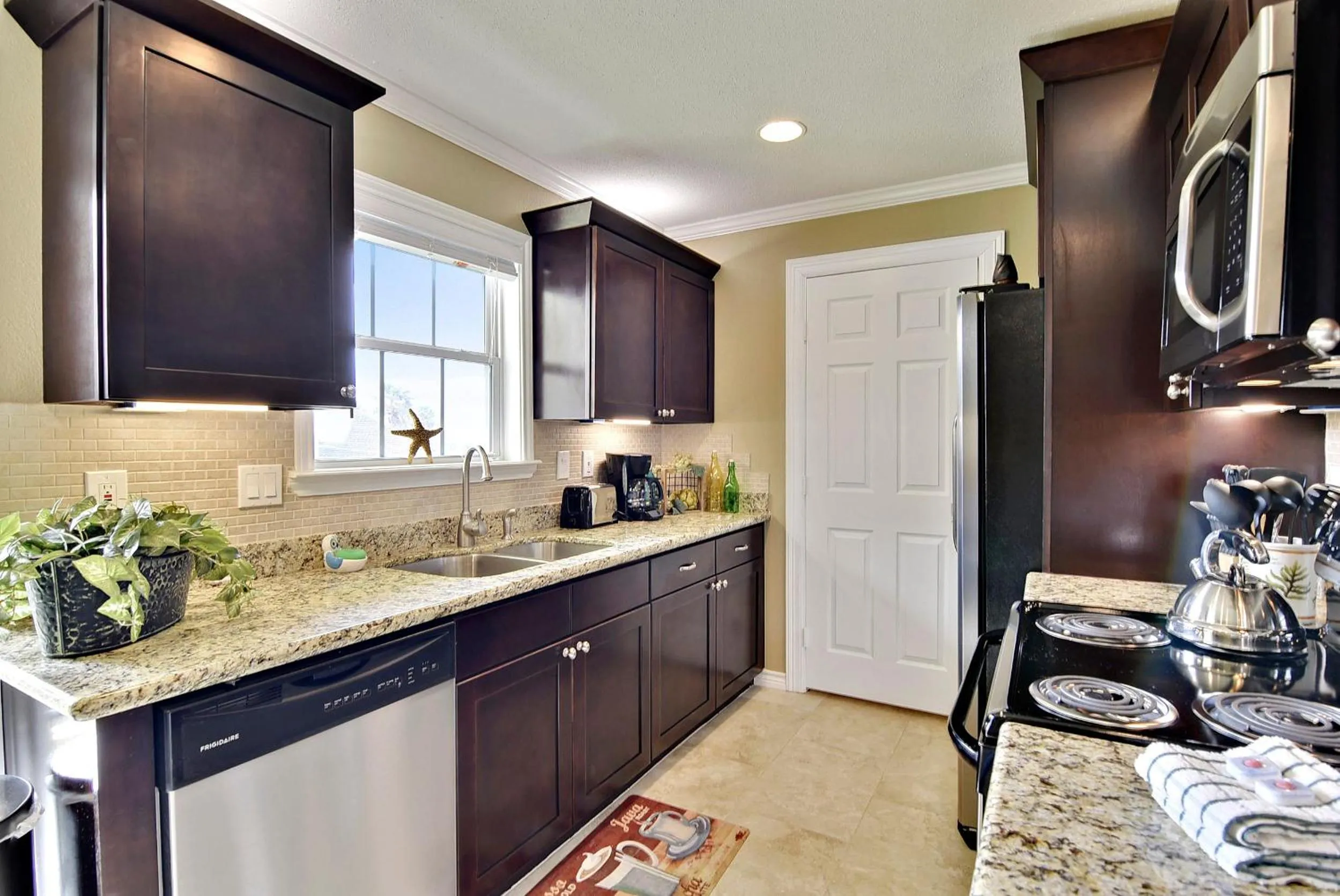 Kitchen or kitchenette in Dawn 935-Wave Therapy