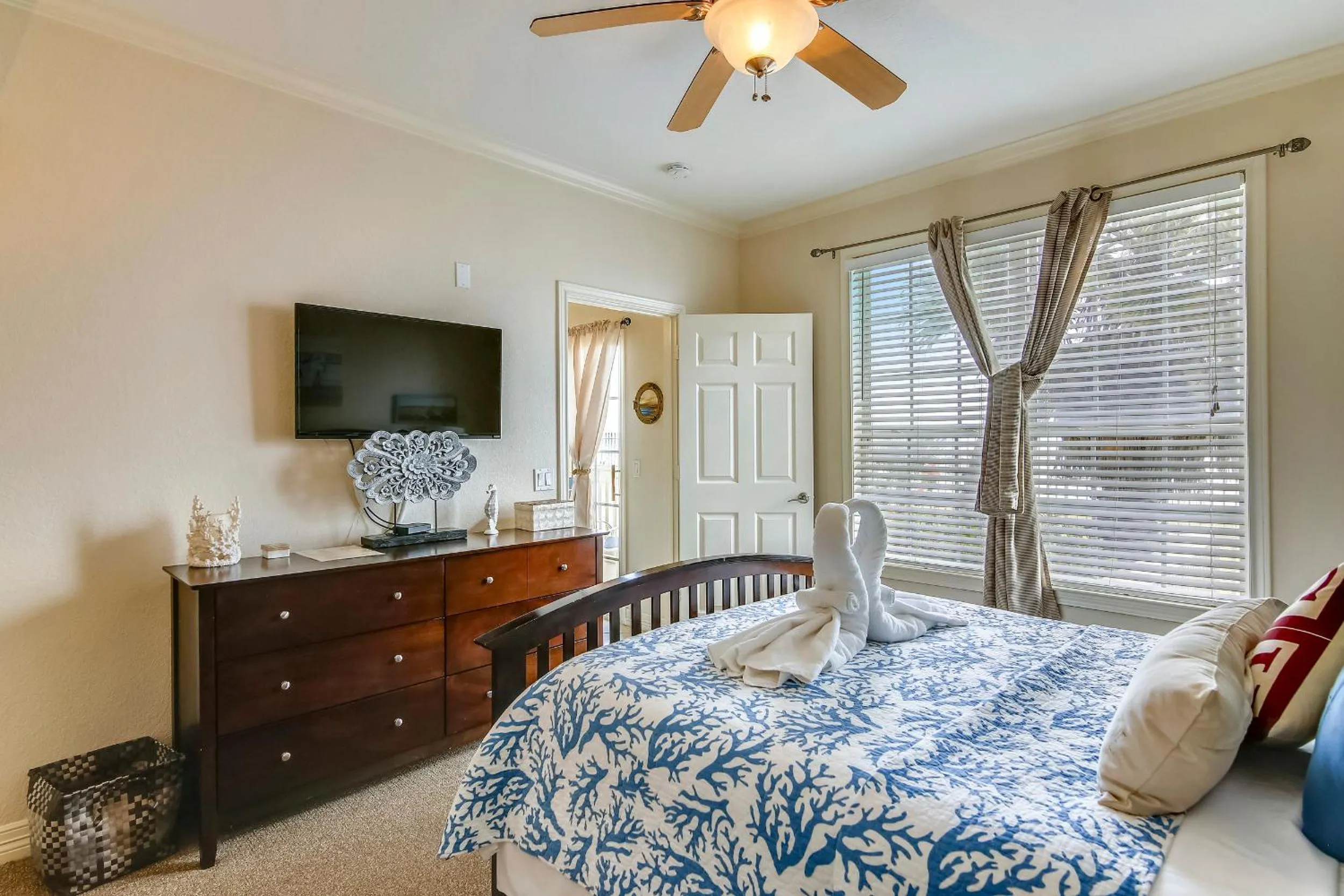 Bedroom, Bed in Dawn 1012-Our Beach Break