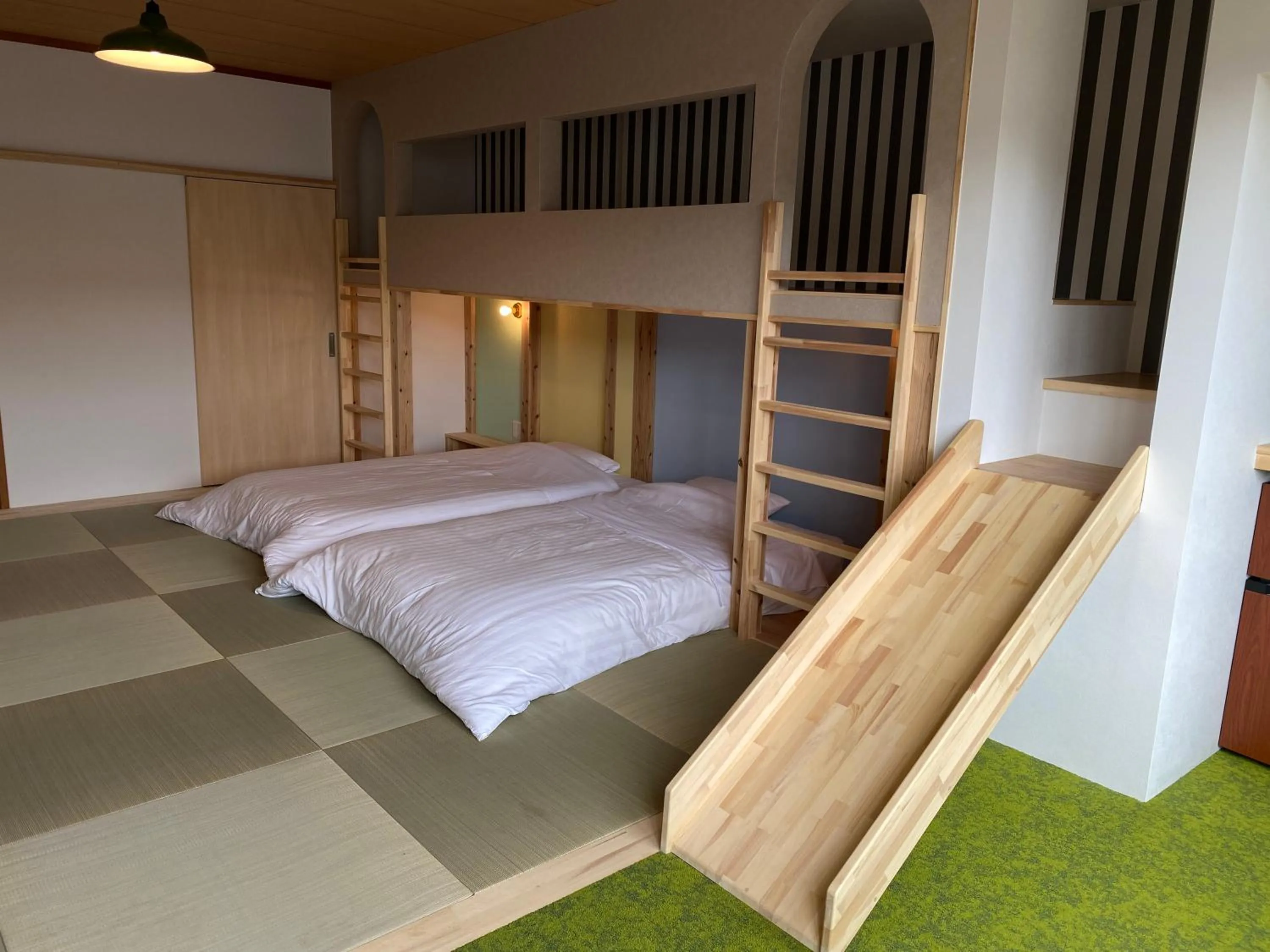 Photo of the whole room, Bed in Hatsuneso Shinkan