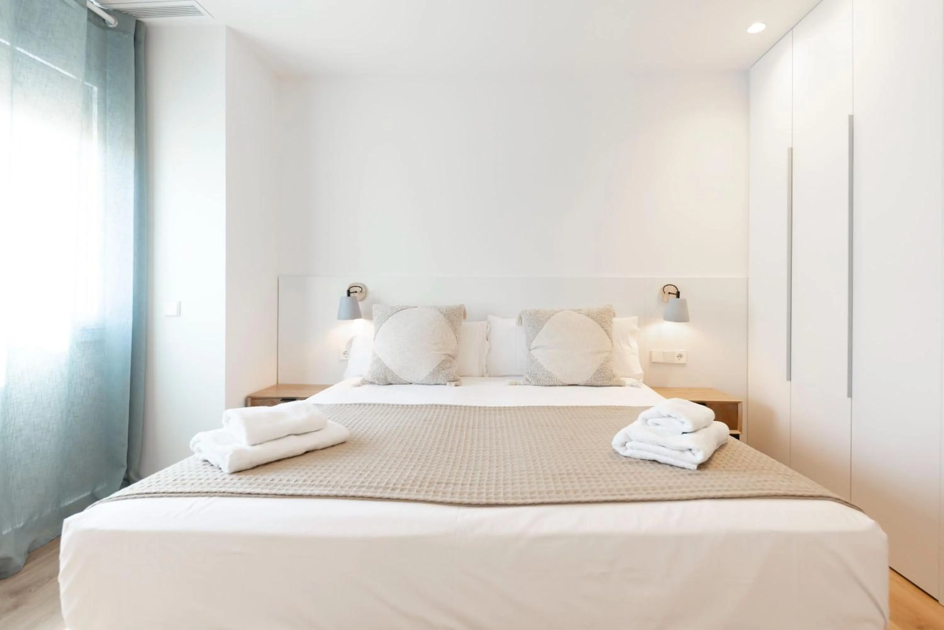 Bed in Bravissimo Falcó, 3 bedrooms and balcony