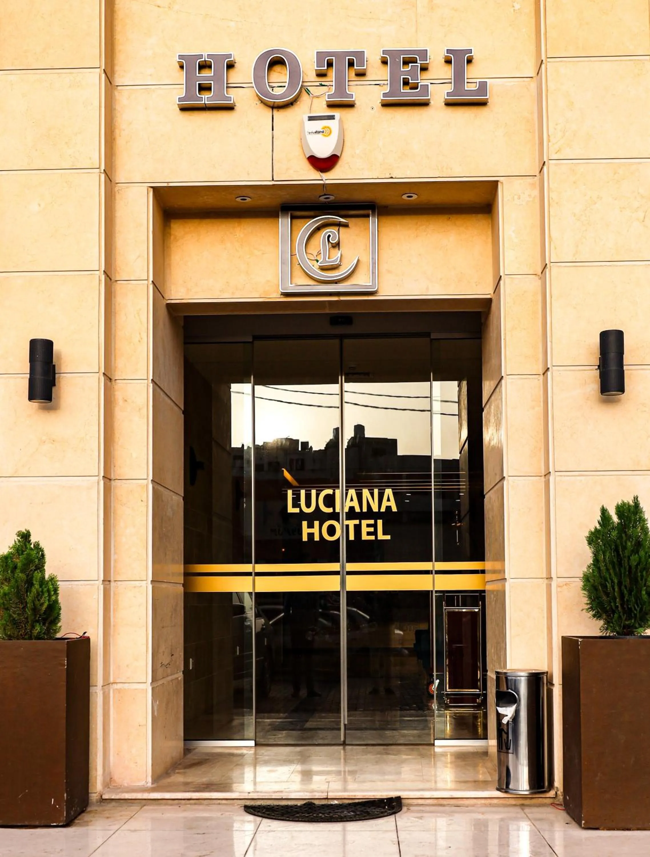 Facade/entrance in Luciana Hotel by FHM