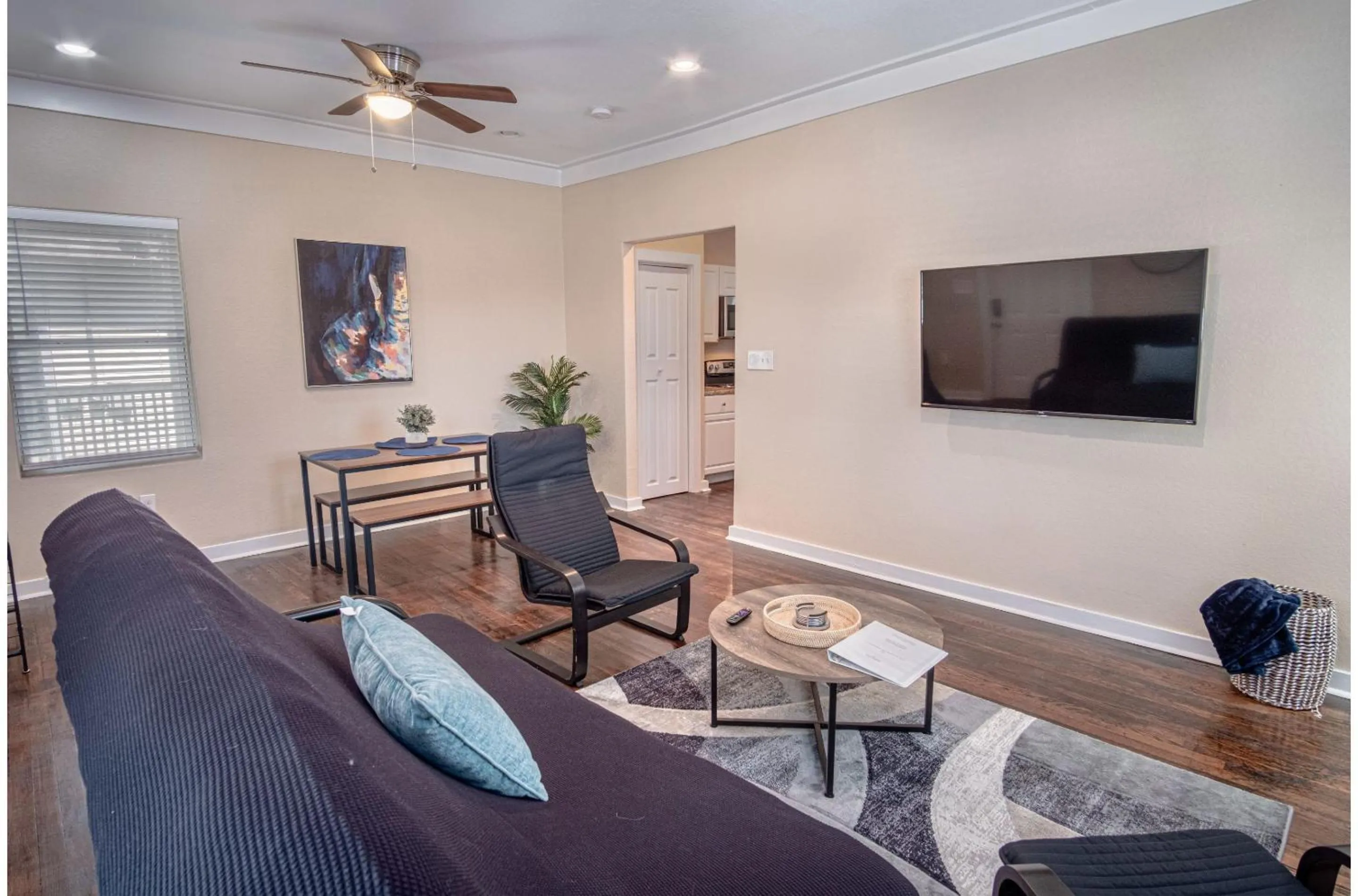 Living room in Fabulous Newly Renovated 2Br1Ba Near Downtown