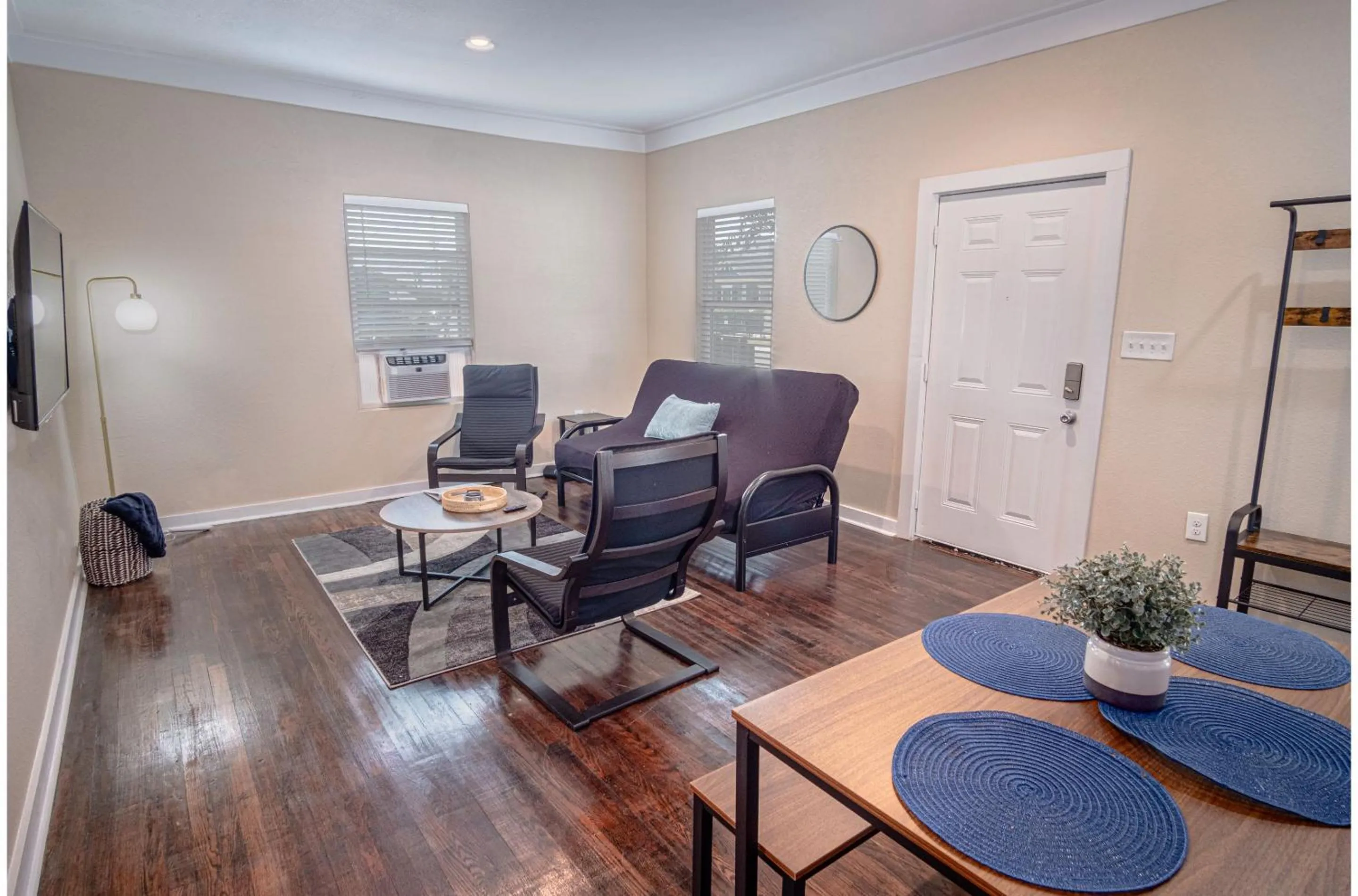 Living room in Fabulous Newly Renovated 2Br1Ba Near Downtown