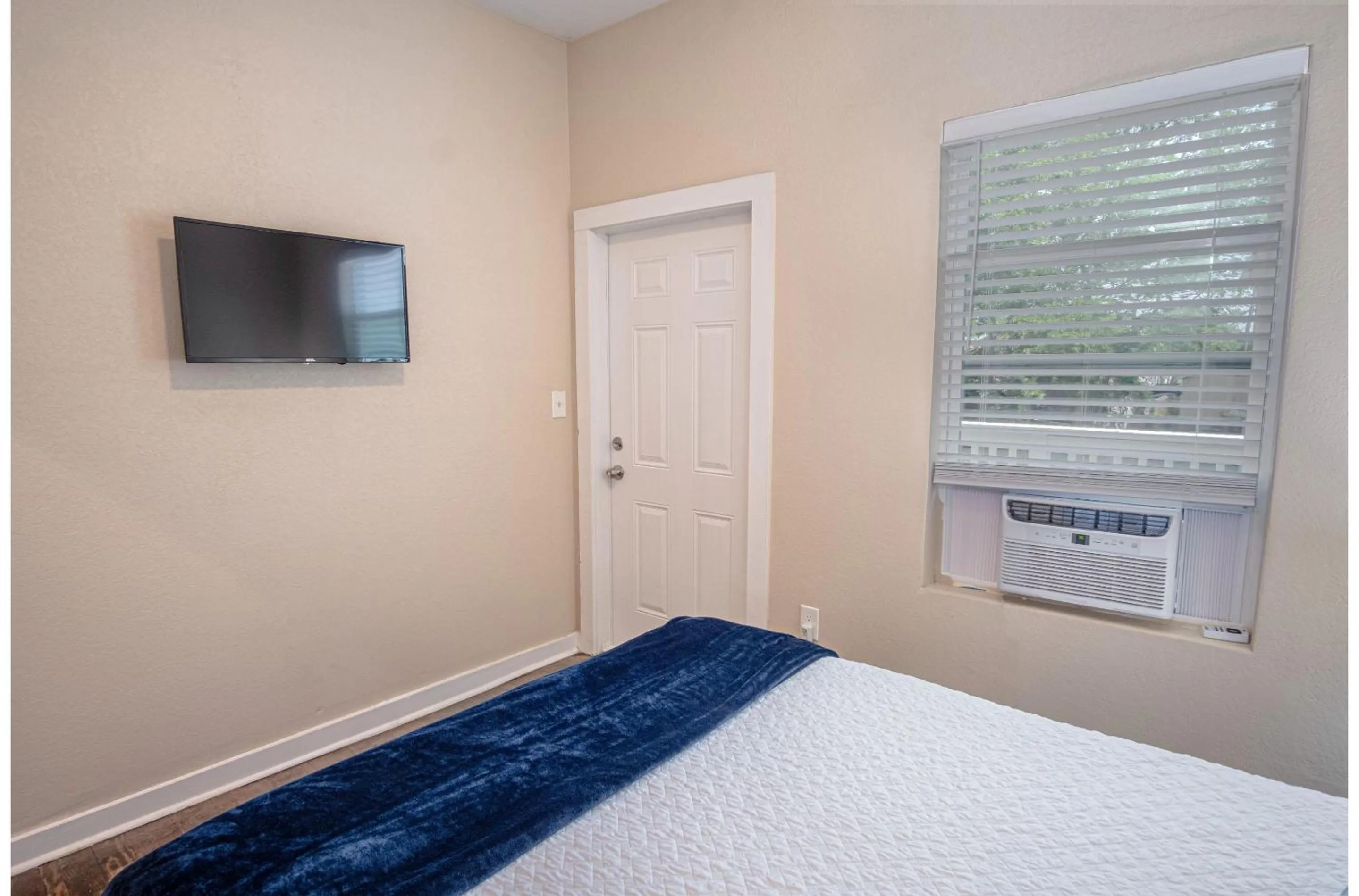 Bed in Fabulous Newly Renovated 2Br1Ba Near Downtown