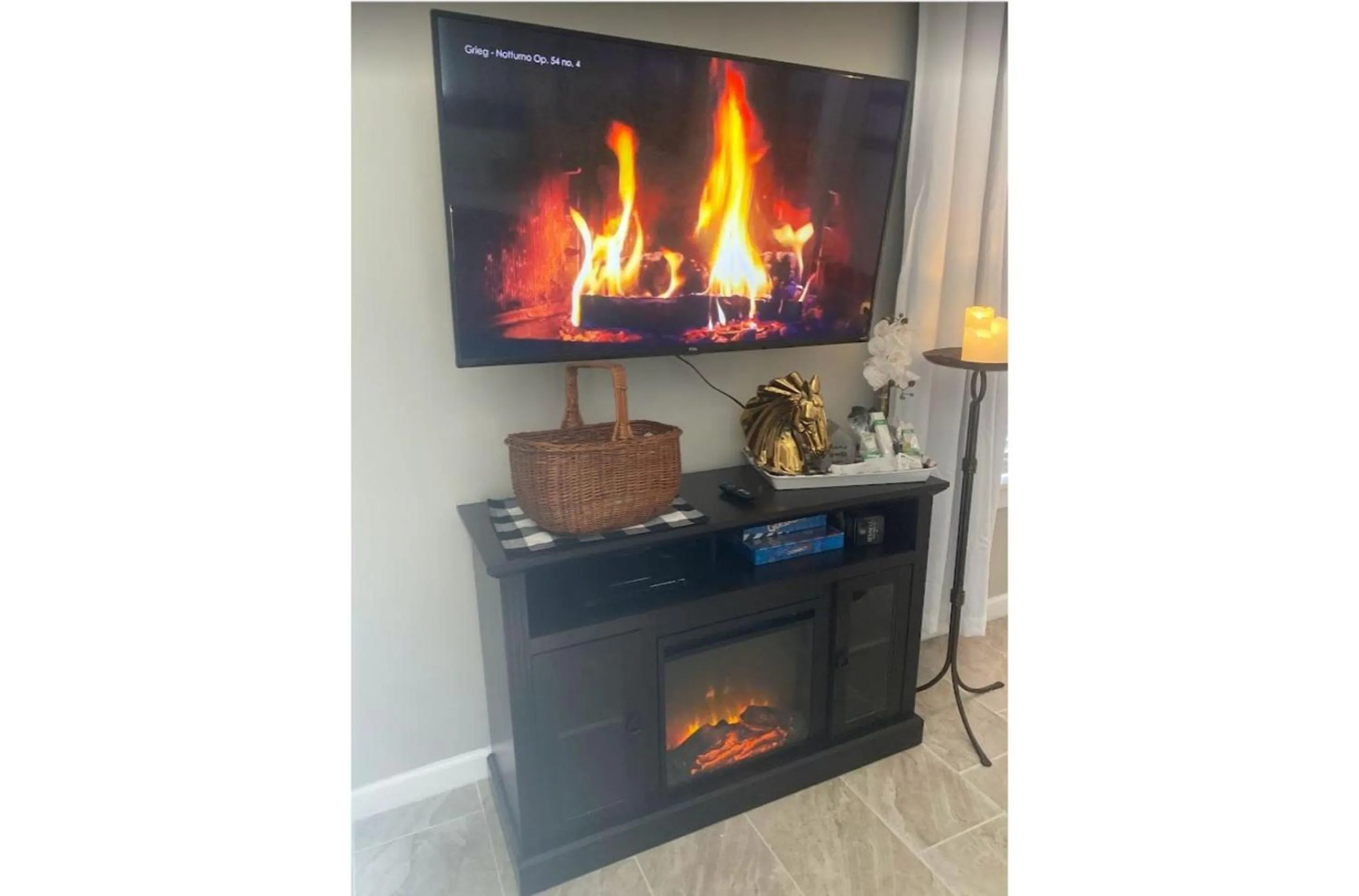 TV and multimedia in Stunning Cozy Downtown Guesthouse