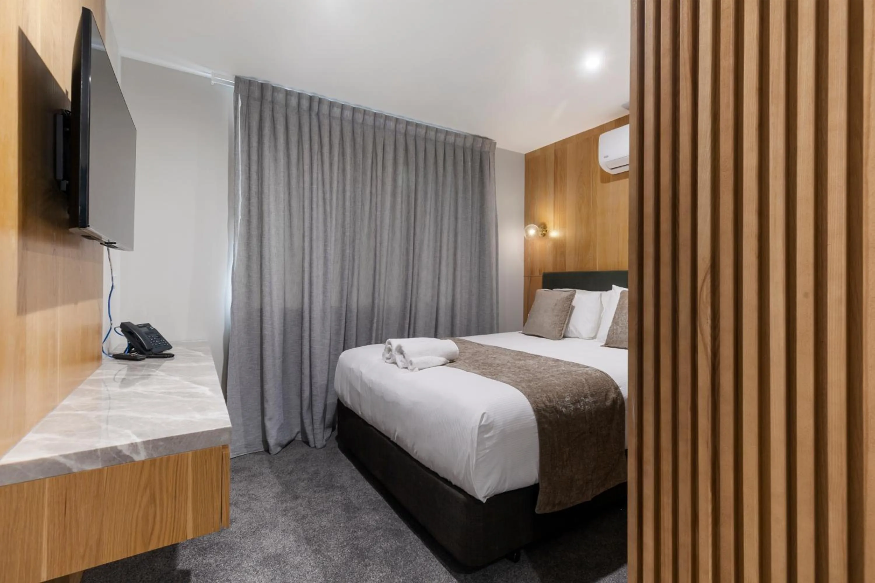 Photo of the whole room, Bed in Kolmar Inn