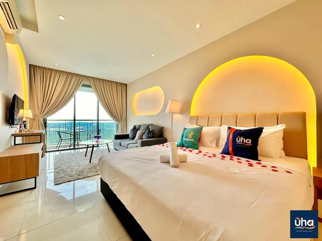 Communal lounge/ TV room, Bed in Teega Suites @ UHA