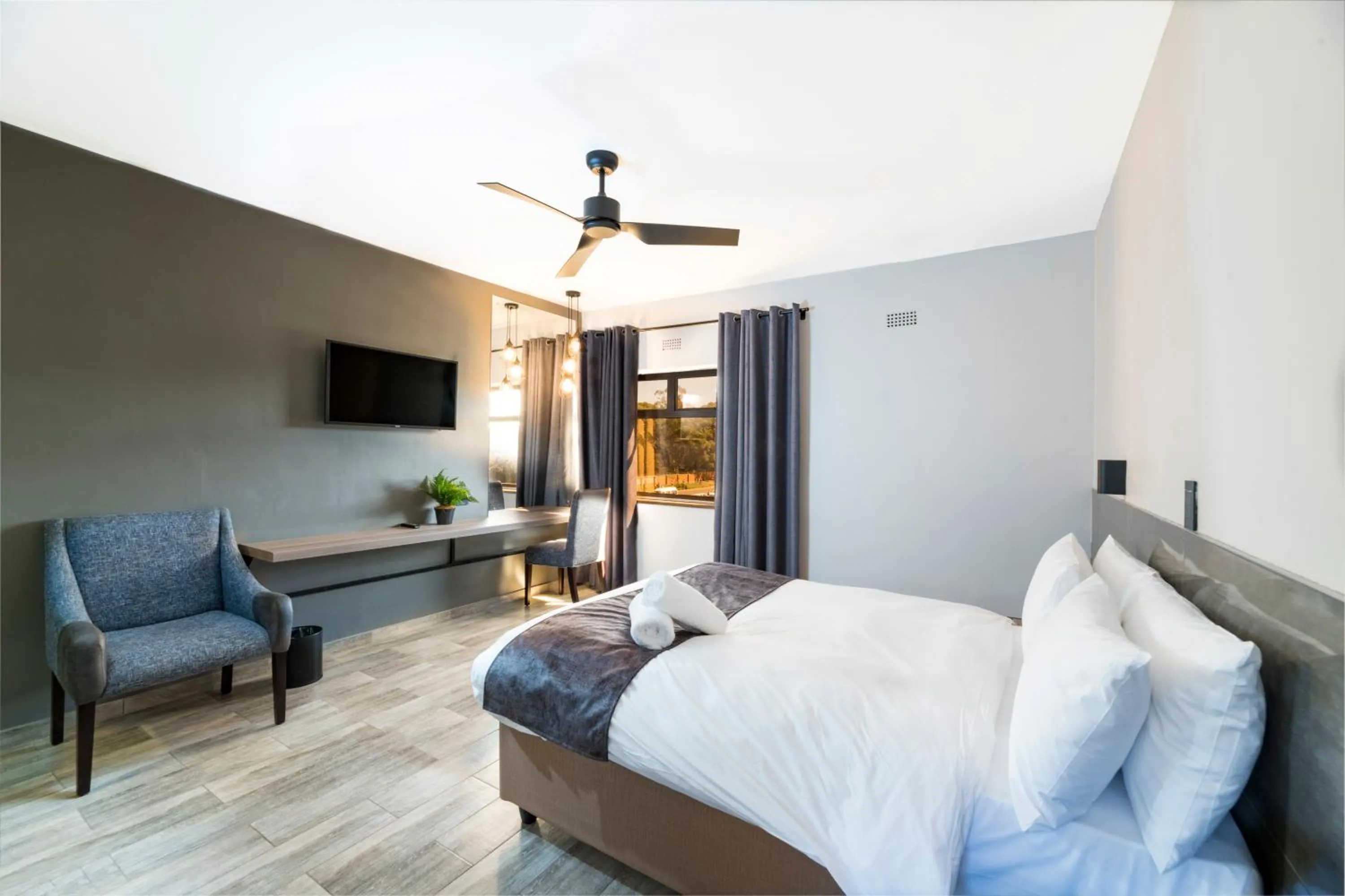 Photo of the whole room, Bed in N1 Hotel Rotten Row Harare