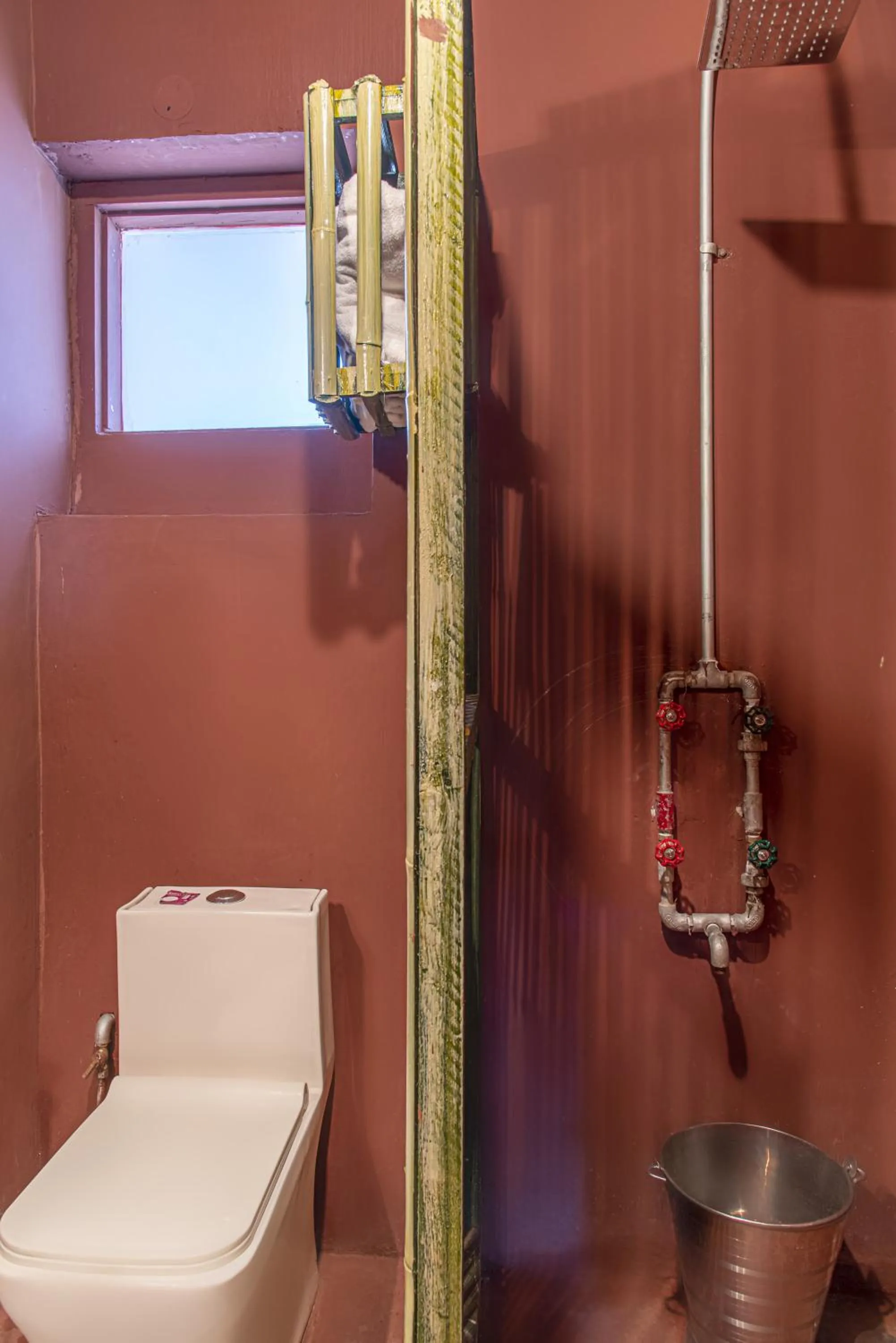 Bathroom in A Kasauli Ggaon by Echor