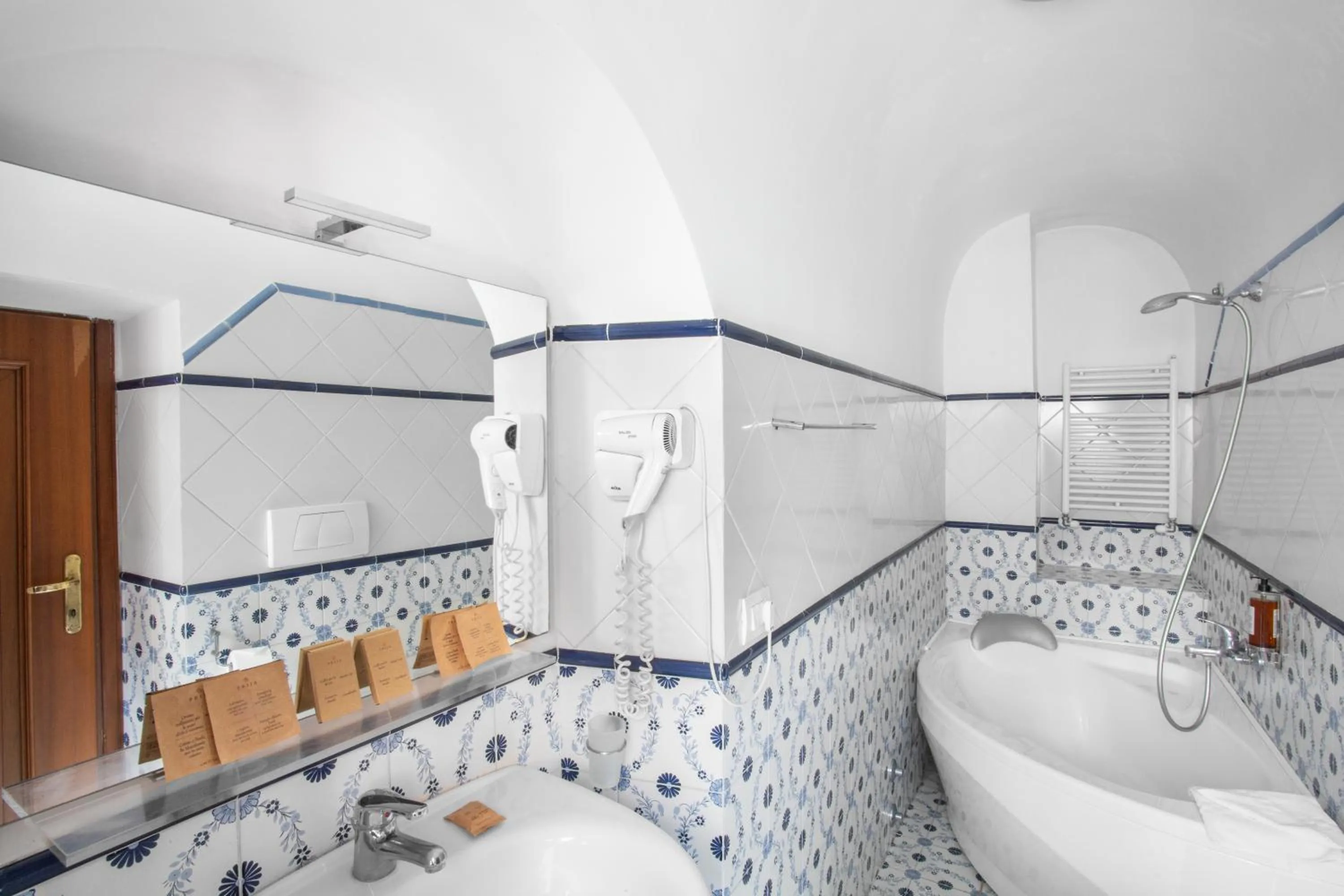 Bathroom in Hotel Piazza Di Spagna