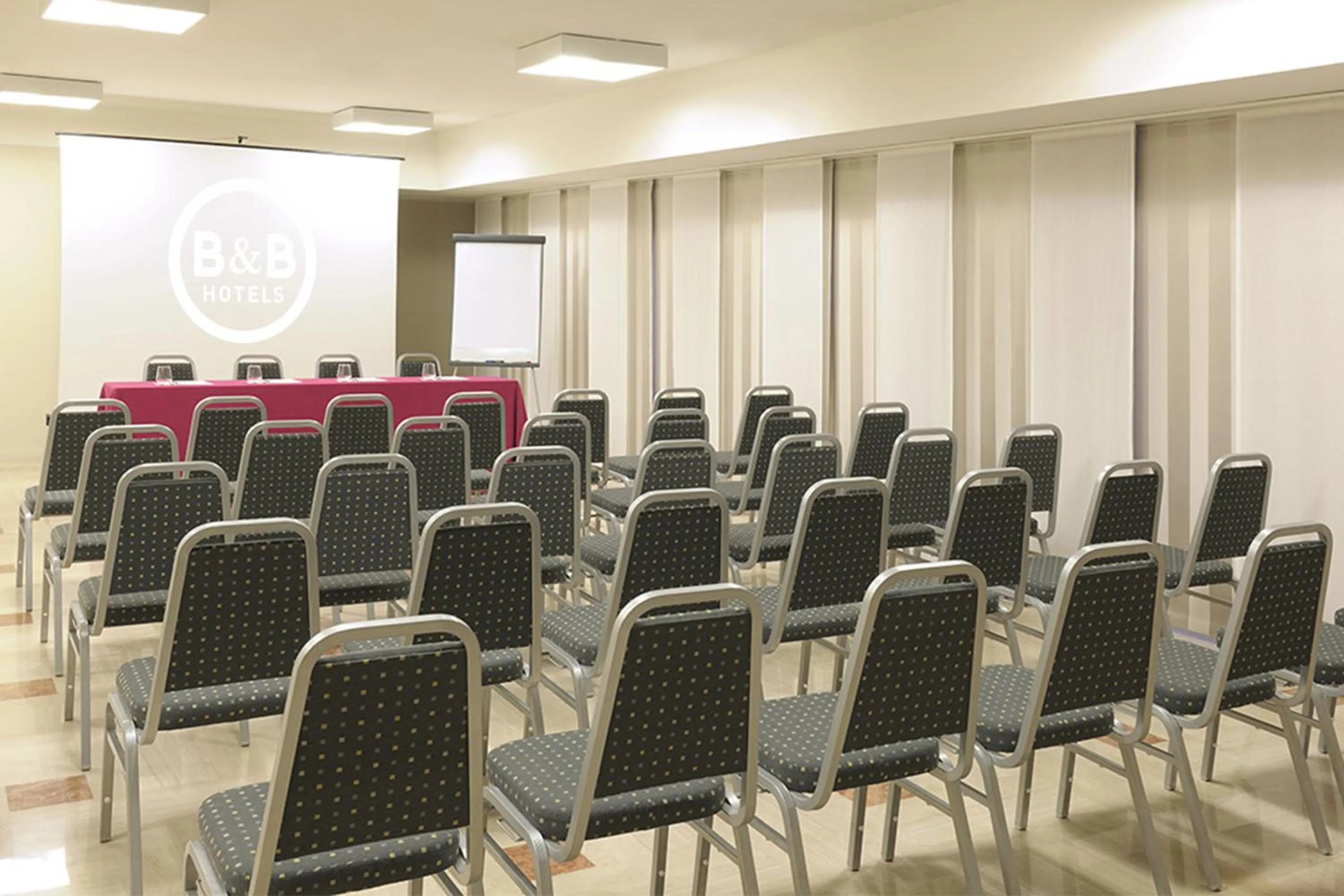 Meeting/conference room in B&B HOTEL Habitat Giussano