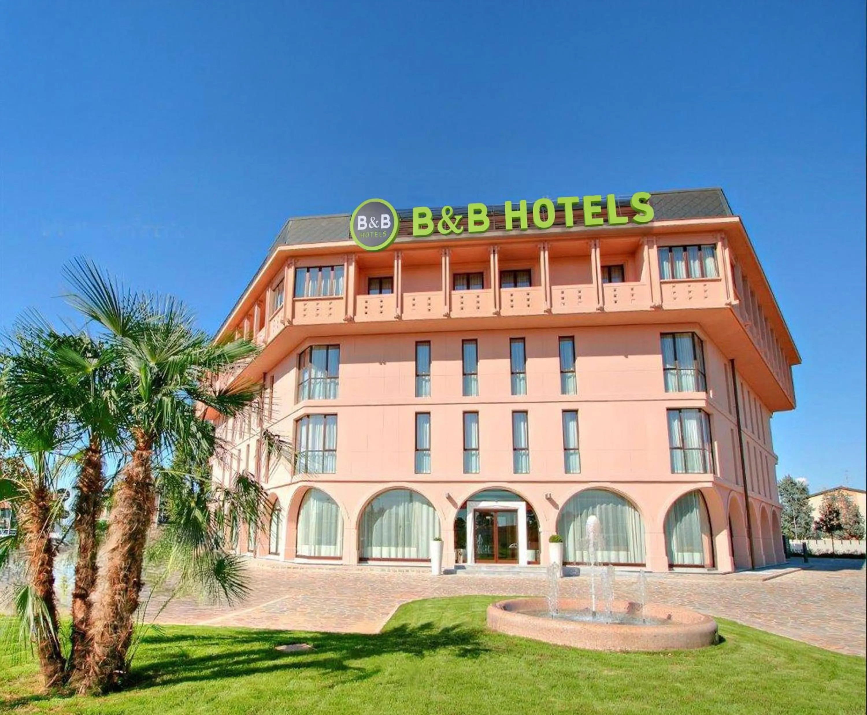 Property building in B&B HOTEL Habitat Giussano