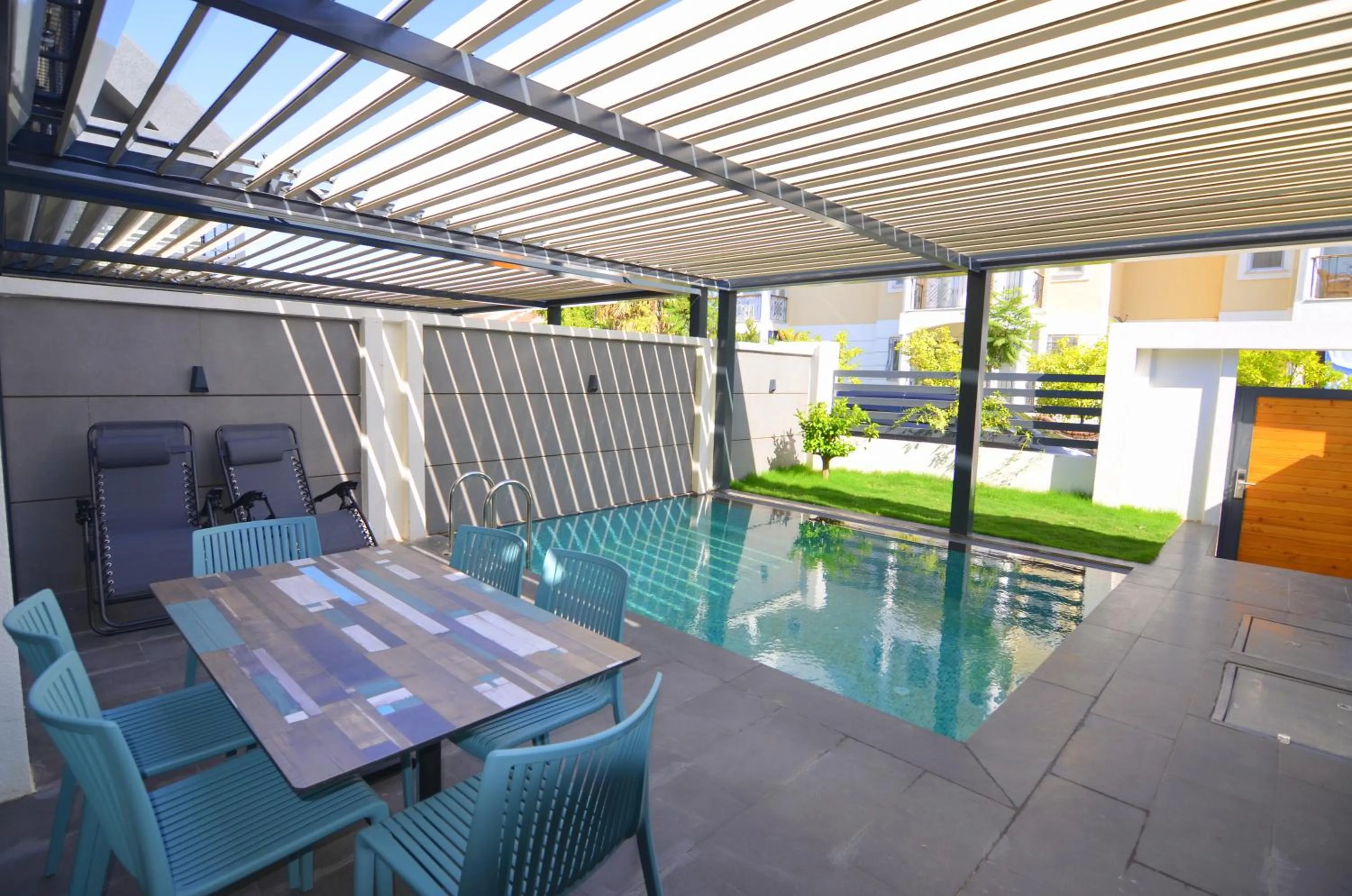 Swimming pool in Juglans Suites