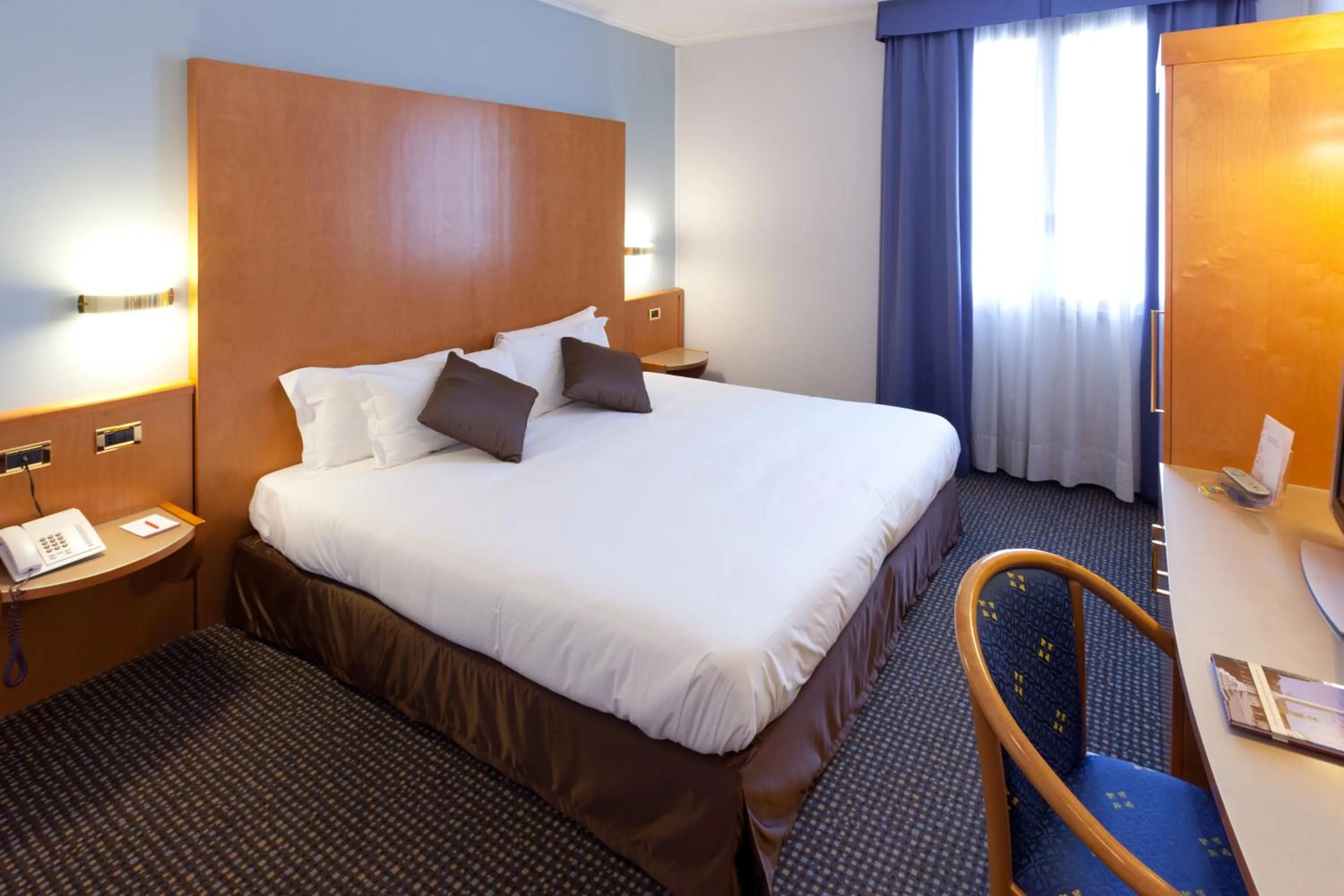 Photo of the whole room, Bed in UNA HOTELS Occhiobello