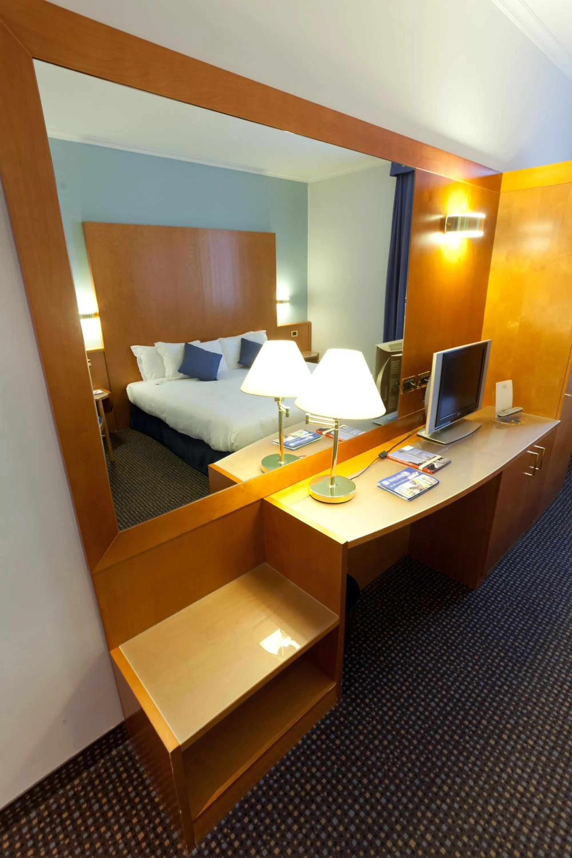 TV and multimedia, Bed in UNA HOTELS Occhiobello