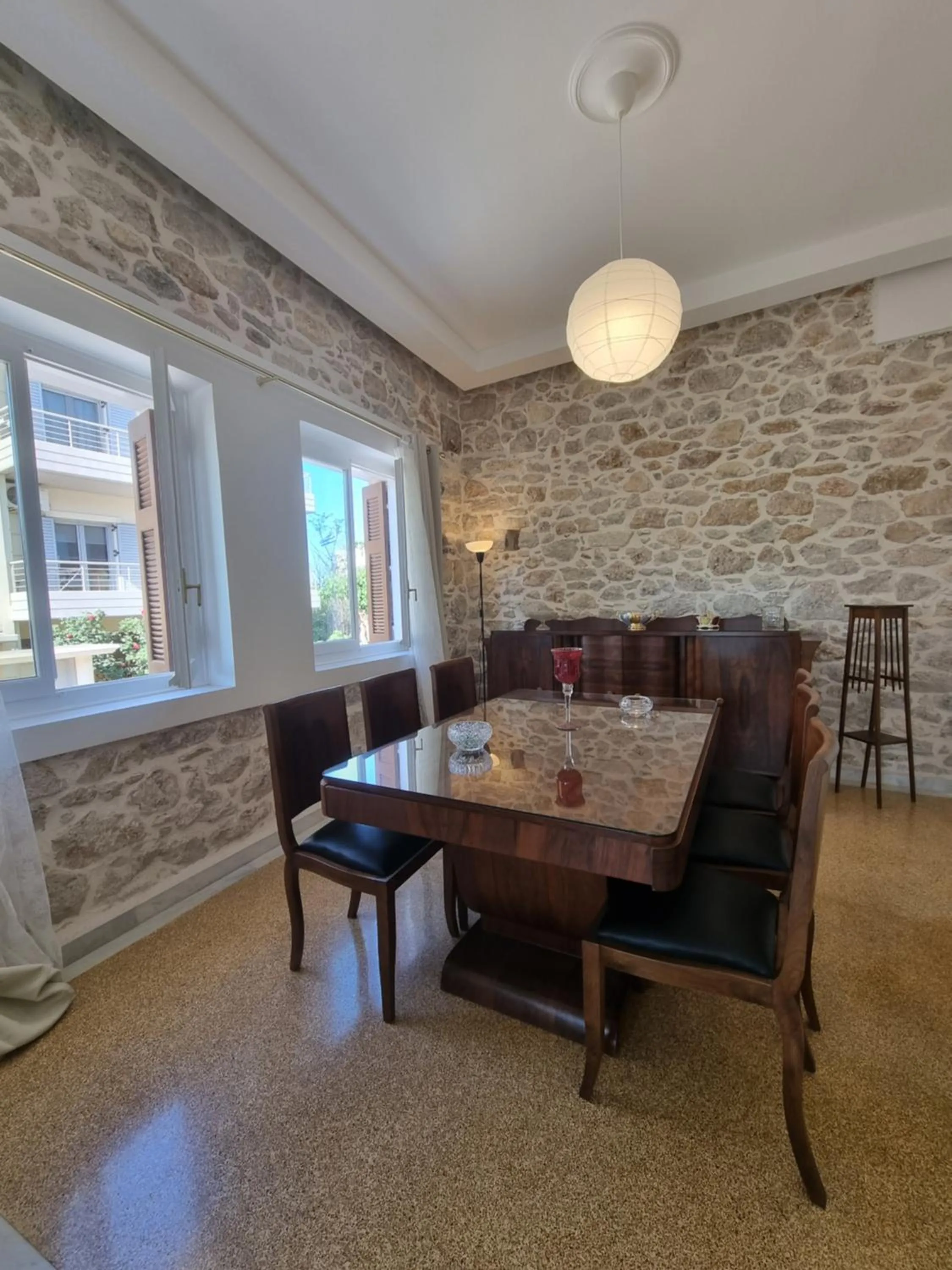 Dining area in Hall Apartments & Rooms - by Avelink