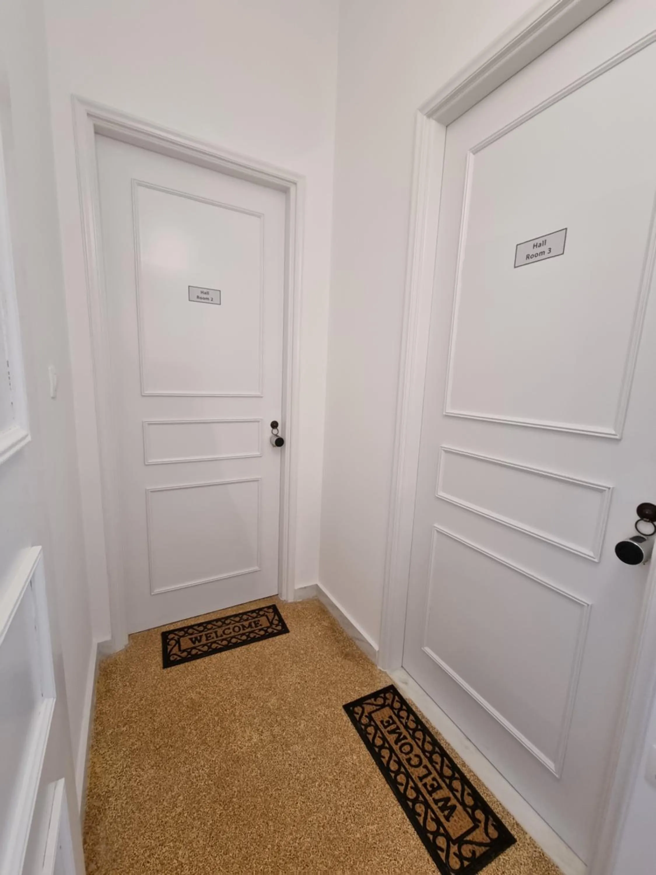 Hall Apartments & Rooms - by Avelink