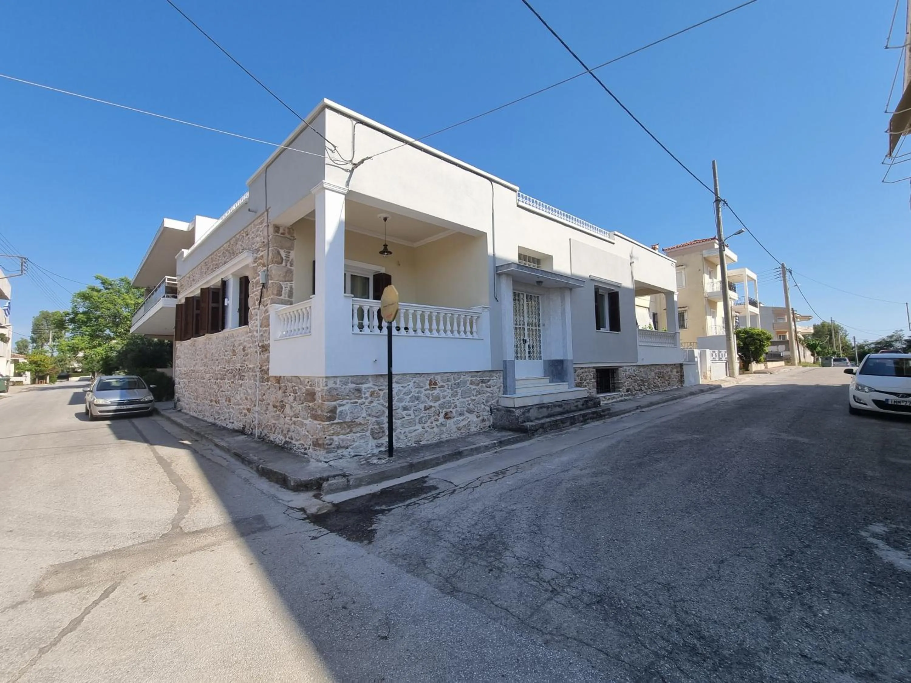 Property building in Hall Apartments & Rooms - by Avelink