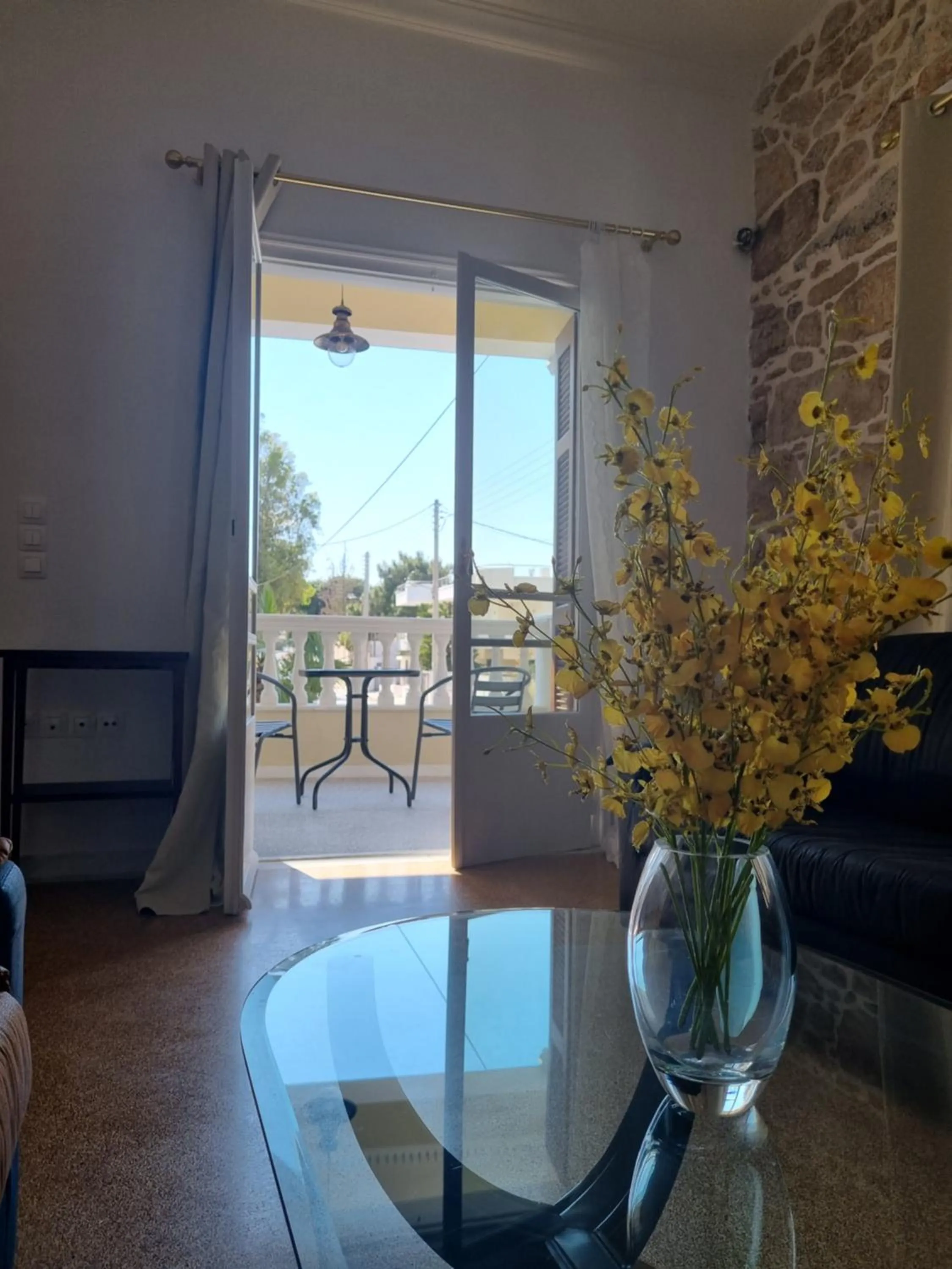 Hall Apartments & Rooms - by Avelink