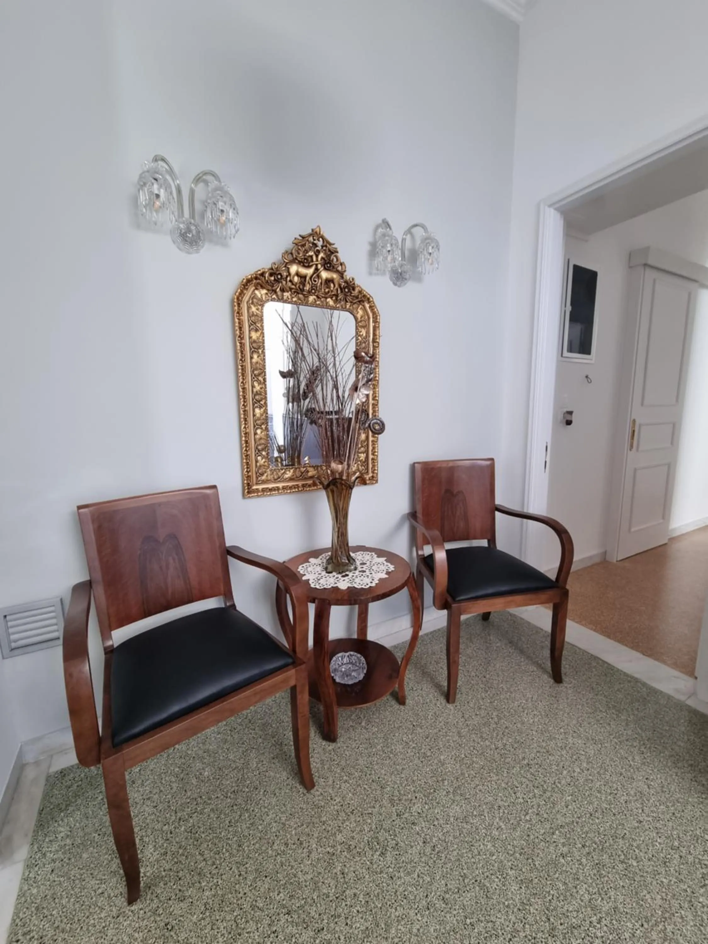 Hall Apartments & Rooms - by Avelink