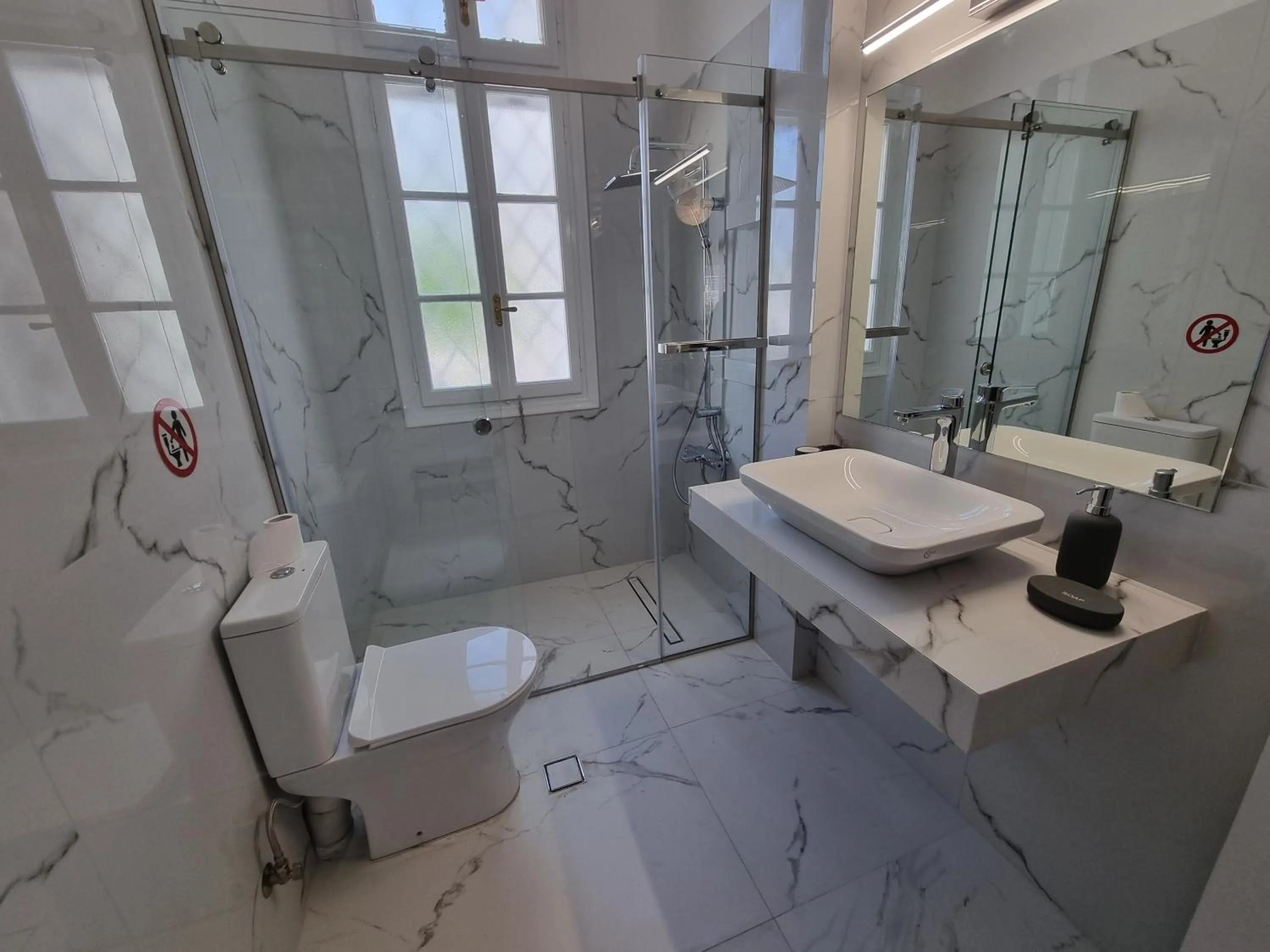 Bathroom in Hall Apartments & Rooms - by Avelink