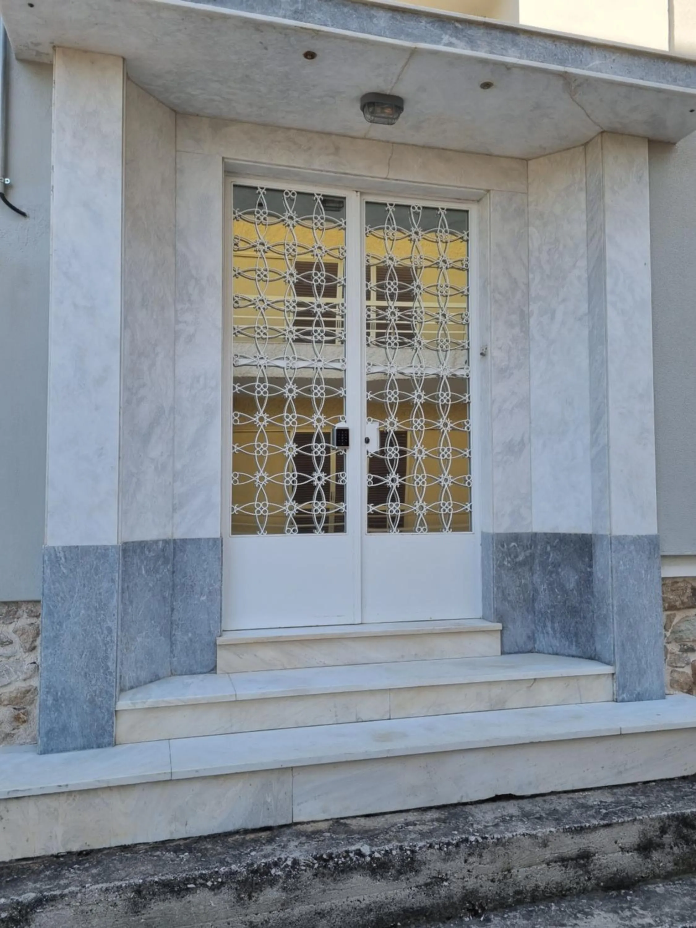 Hall Apartments & Rooms - by Avelink