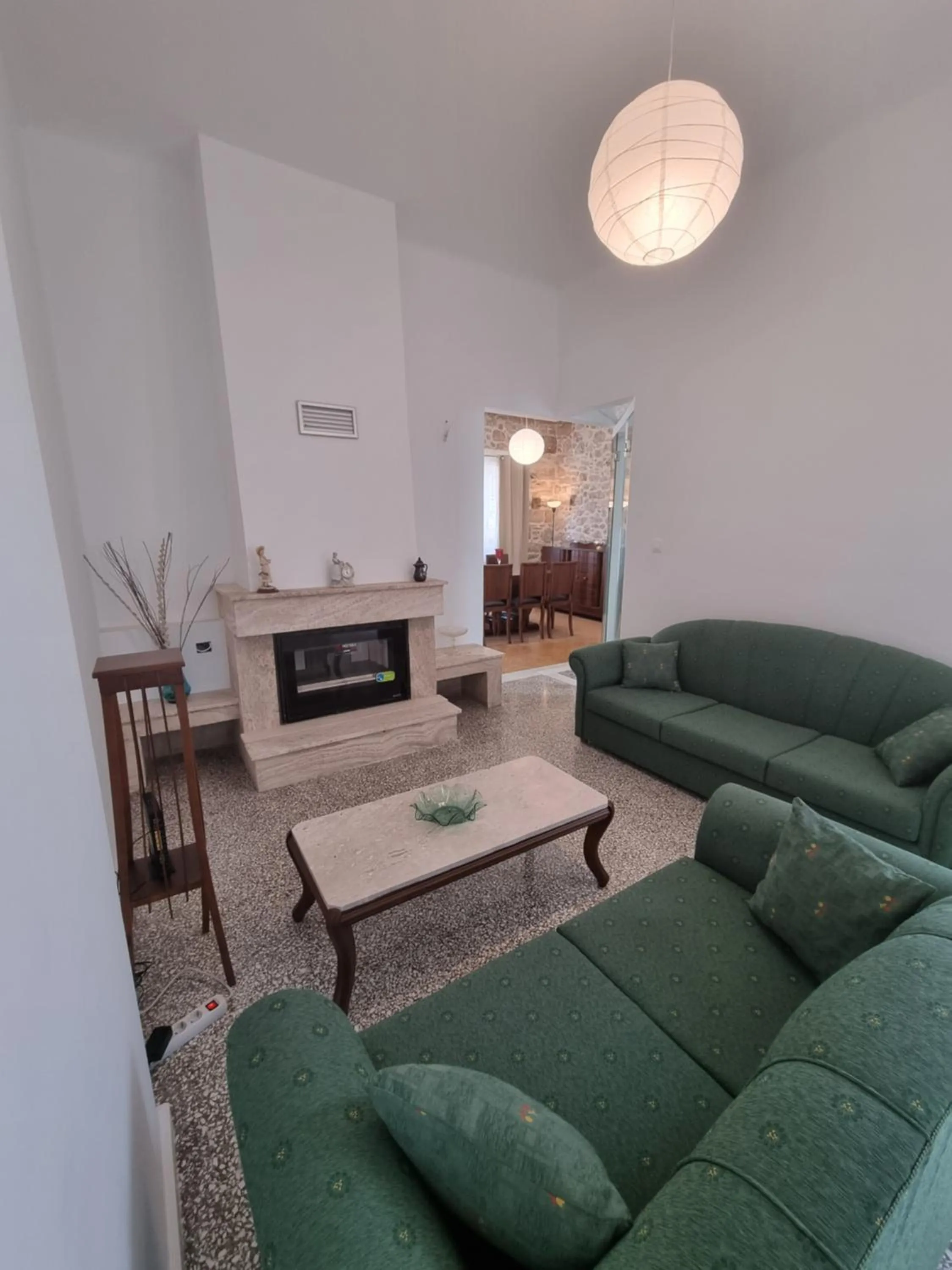 Hall Apartments & Rooms - by Avelink