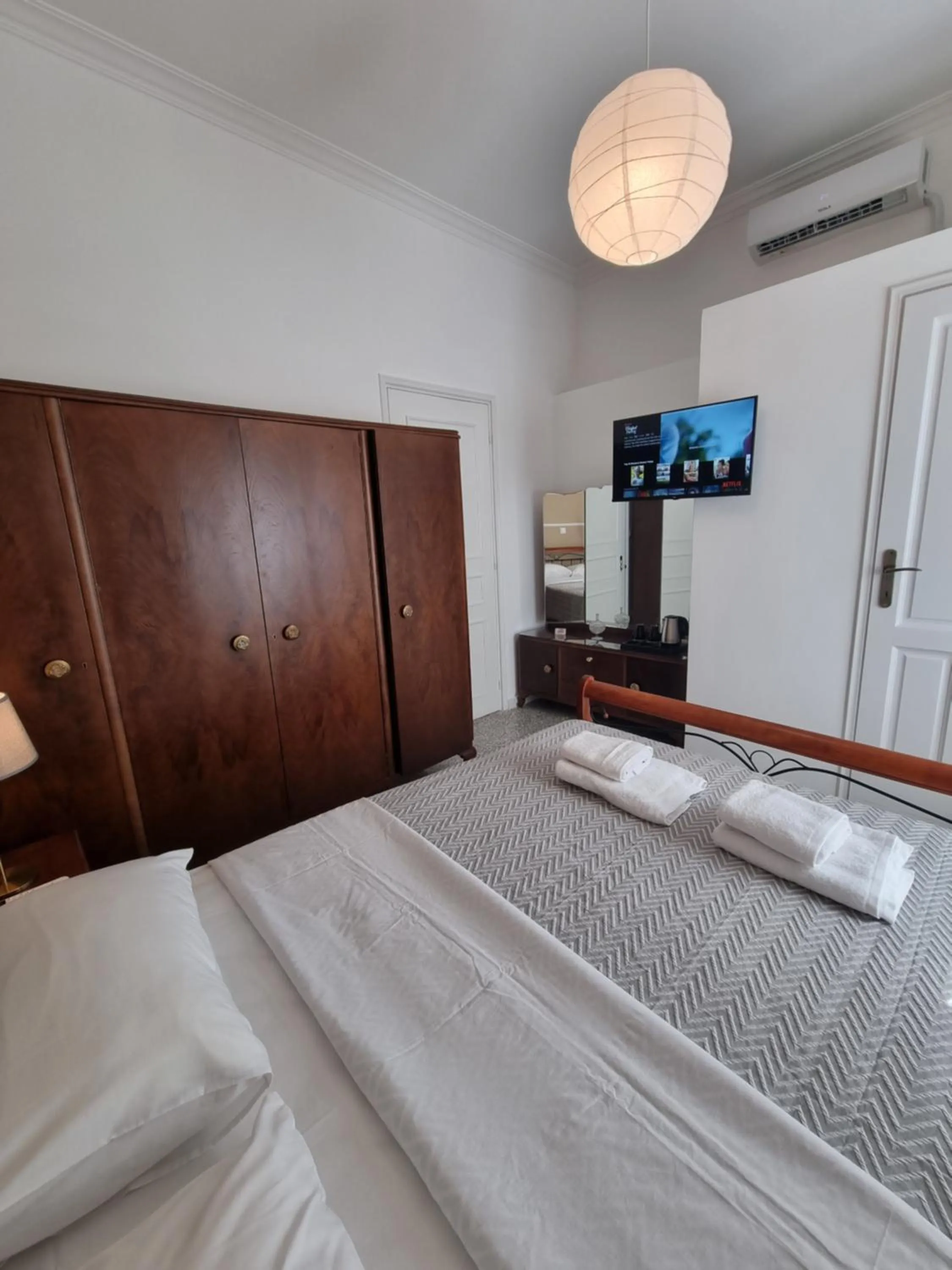 Bed in Hall Apartments & Rooms - by Avelink