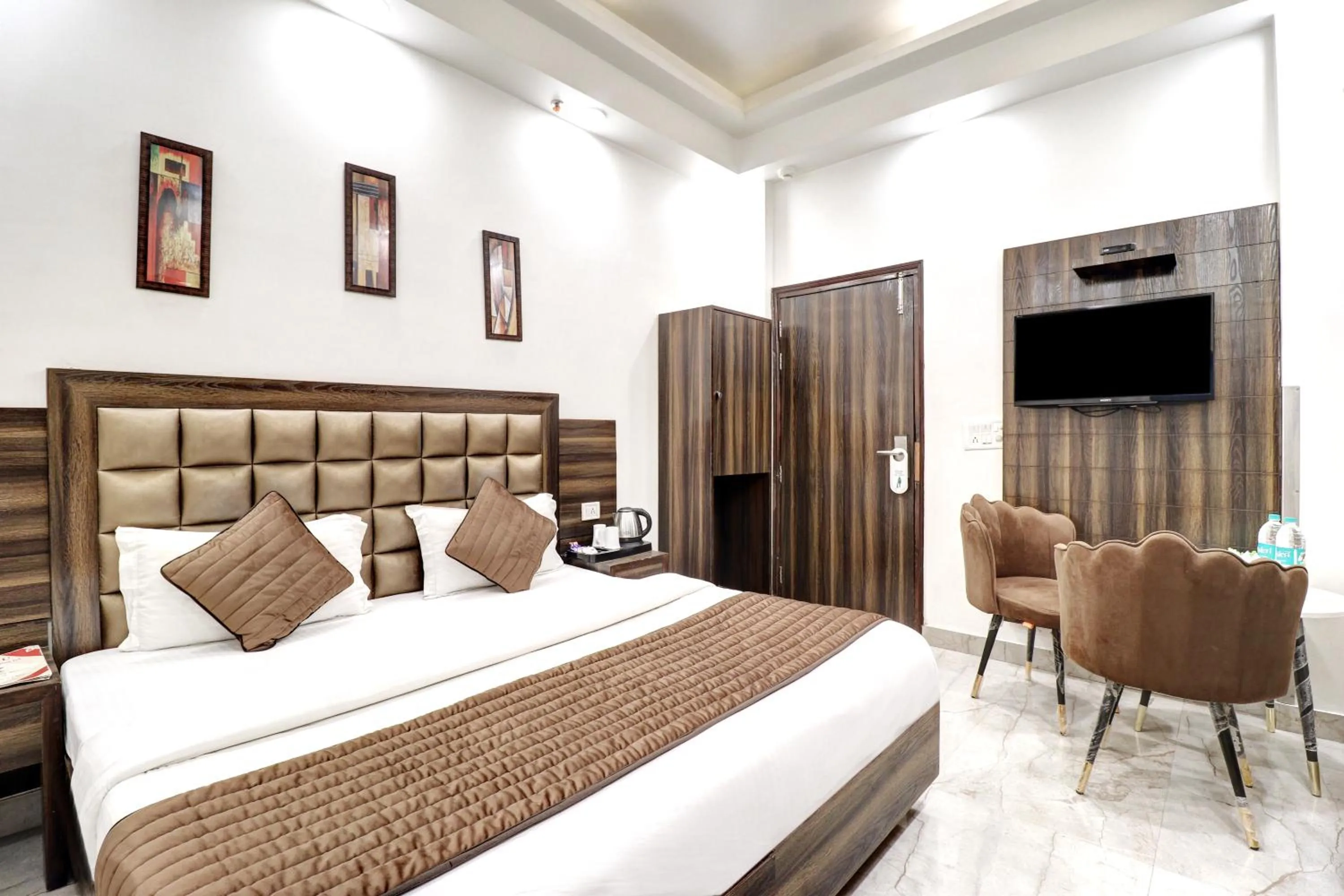 Bed in Hotel Emporio Dx - New Delhi Railway Station - Paharganj