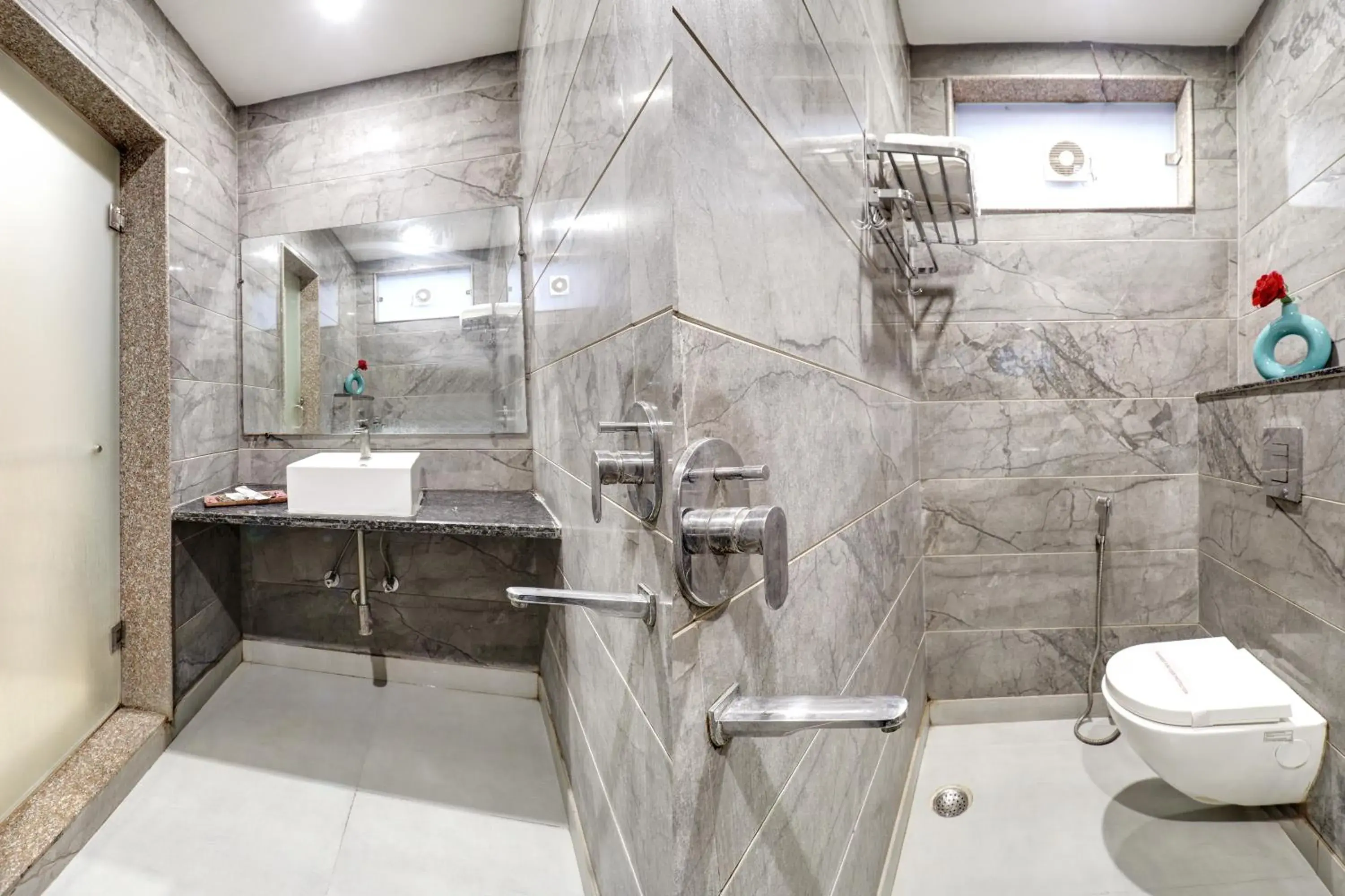 Standard King Room in Hotel Emporio Dx - New Delhi Railway Station - Paharganj Standard King Room in Hotel Emporio Dx - New Delhi Railway Station - Paharganj