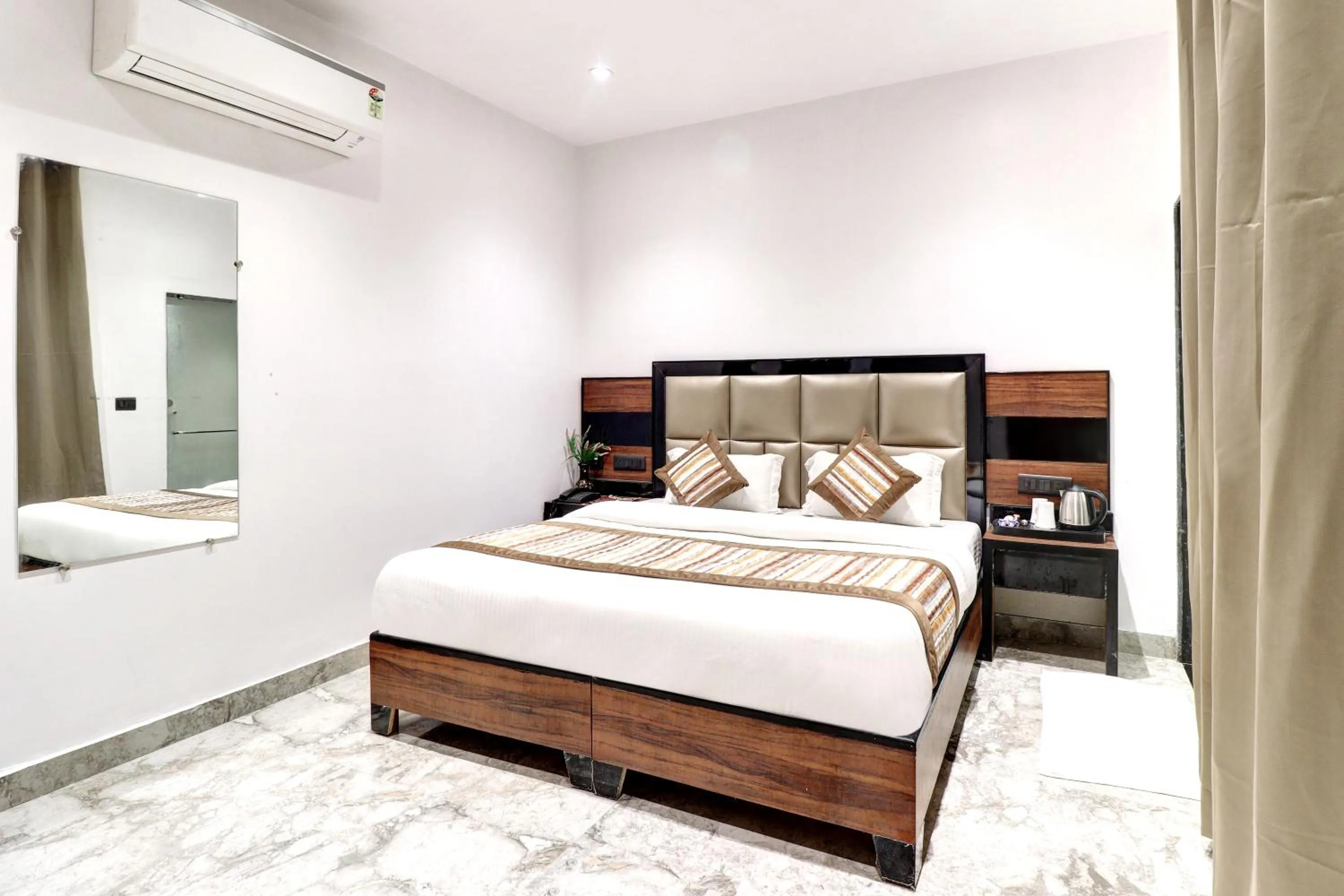 Bed in Hotel Emporio Dx - New Delhi Railway Station - Paharganj