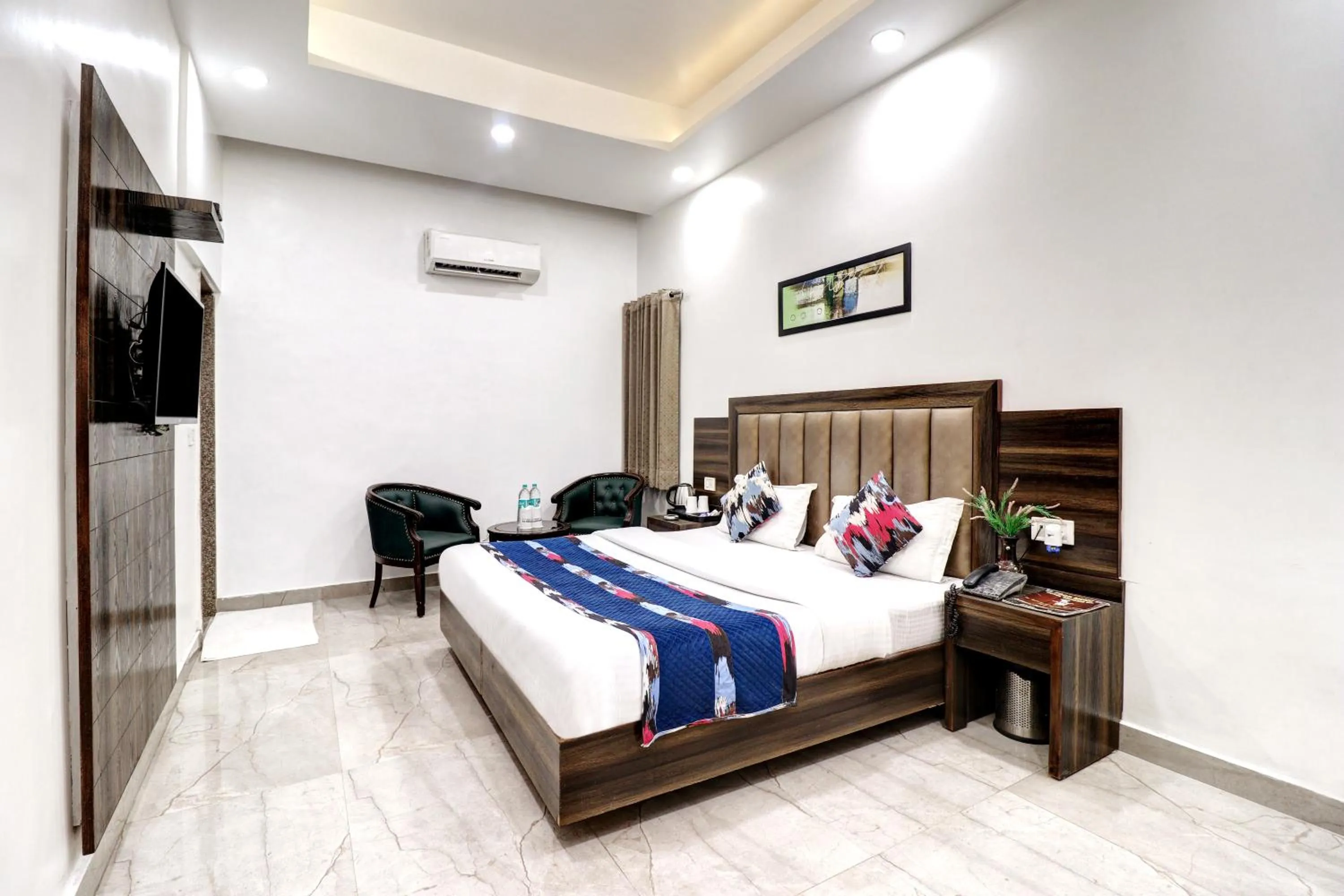 Bed in Hotel Emporio Dx - New Delhi Railway Station - Paharganj