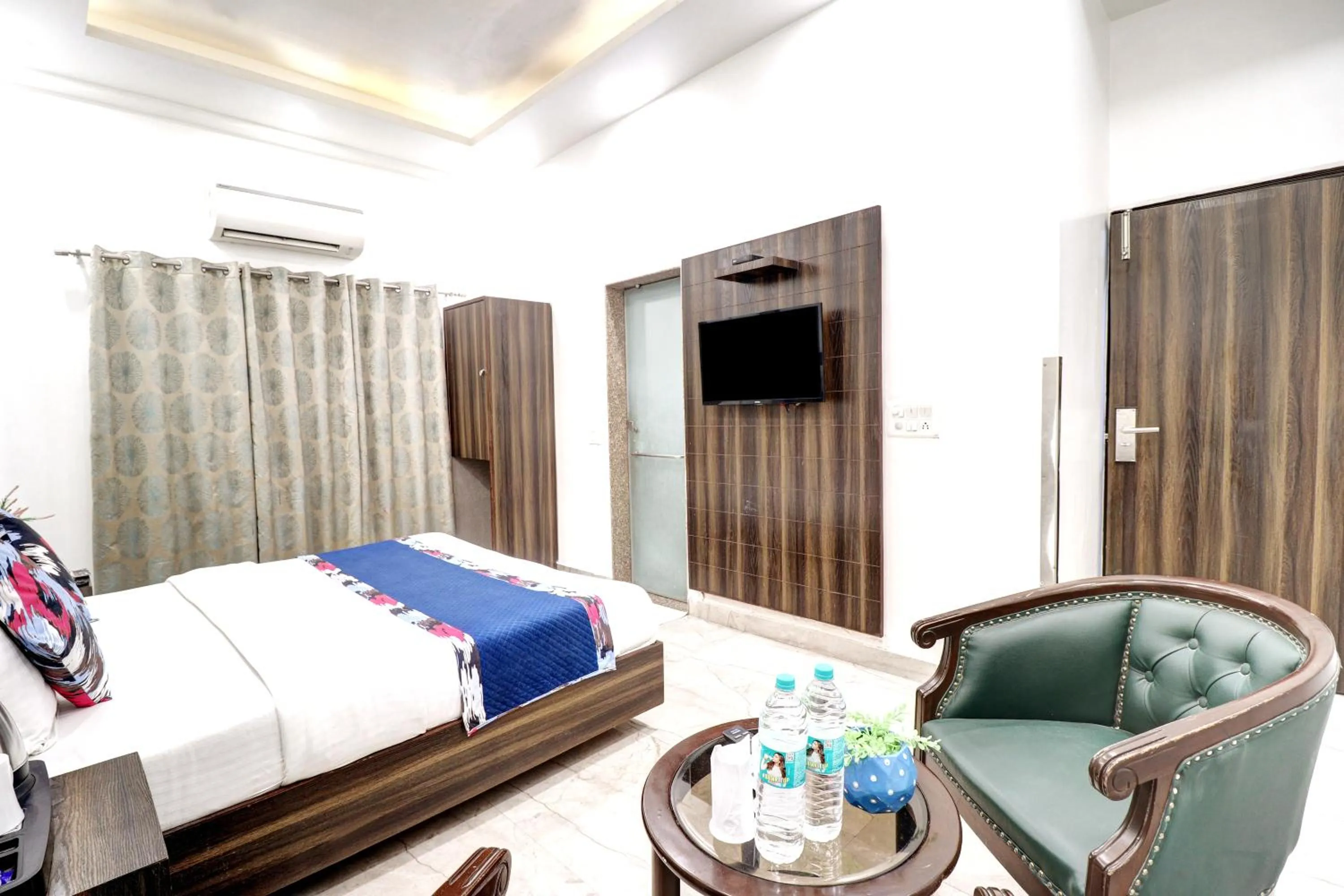 Bed in Hotel Emporio Dx - New Delhi Railway Station - Paharganj