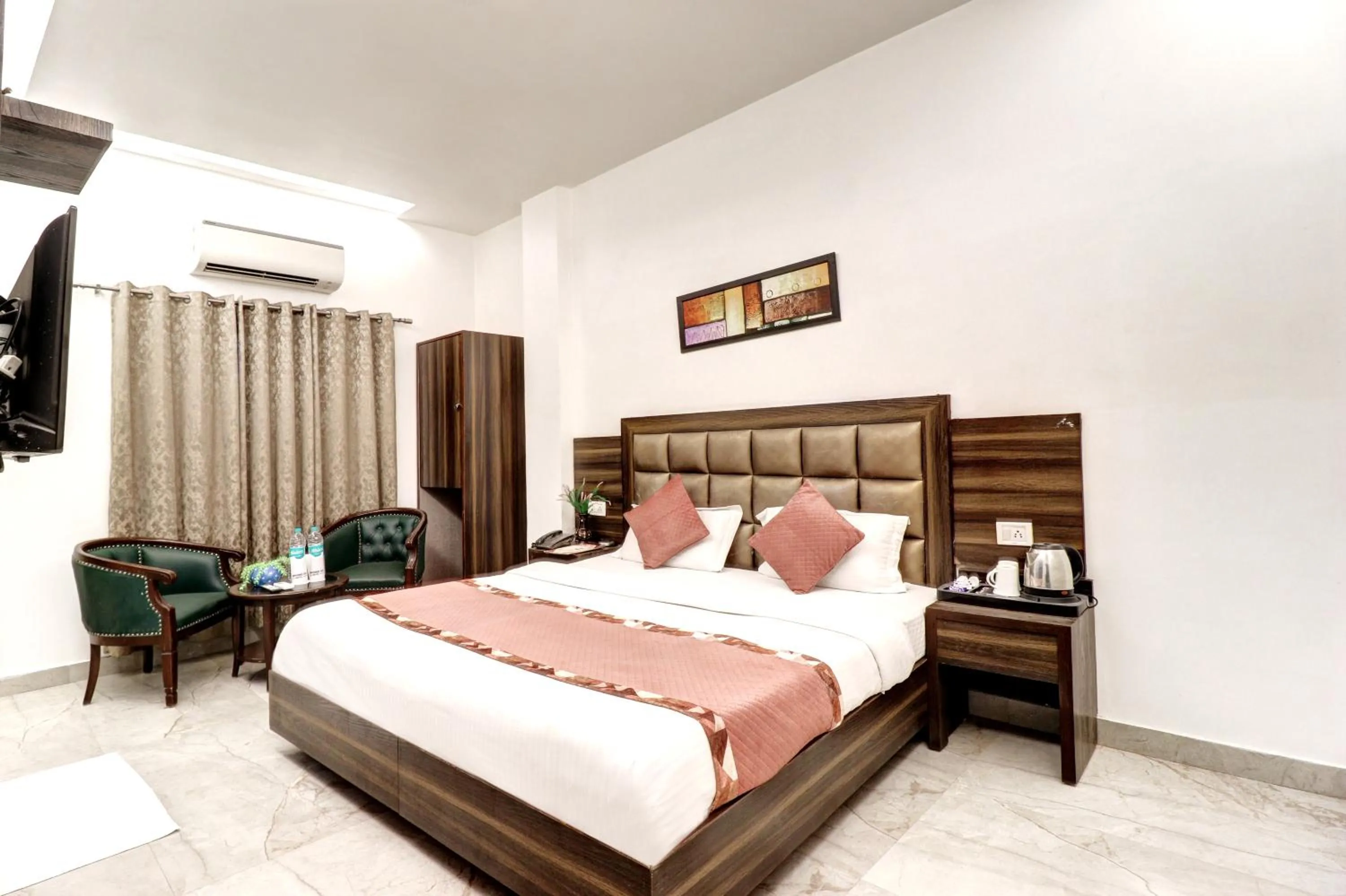 Bed in Hotel Emporio Dx - New Delhi Railway Station - Paharganj