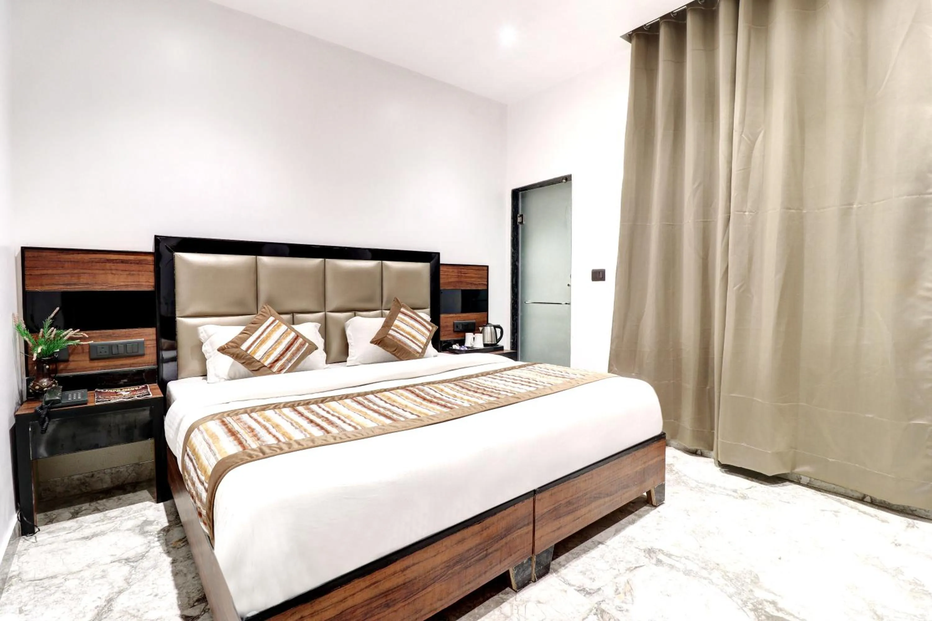 Bed in Hotel Emporio Dx - New Delhi Railway Station - Paharganj