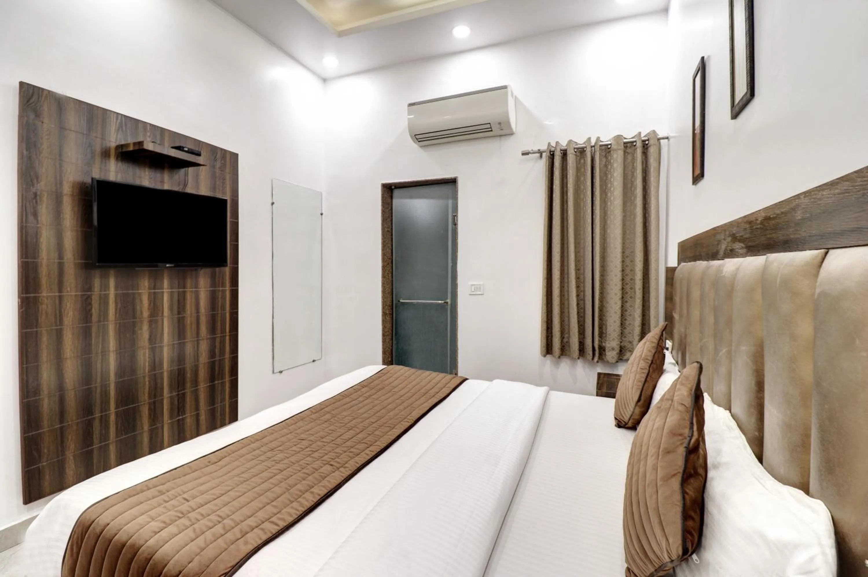 Bed in Hotel Emporio Dx - New Delhi Railway Station - Paharganj