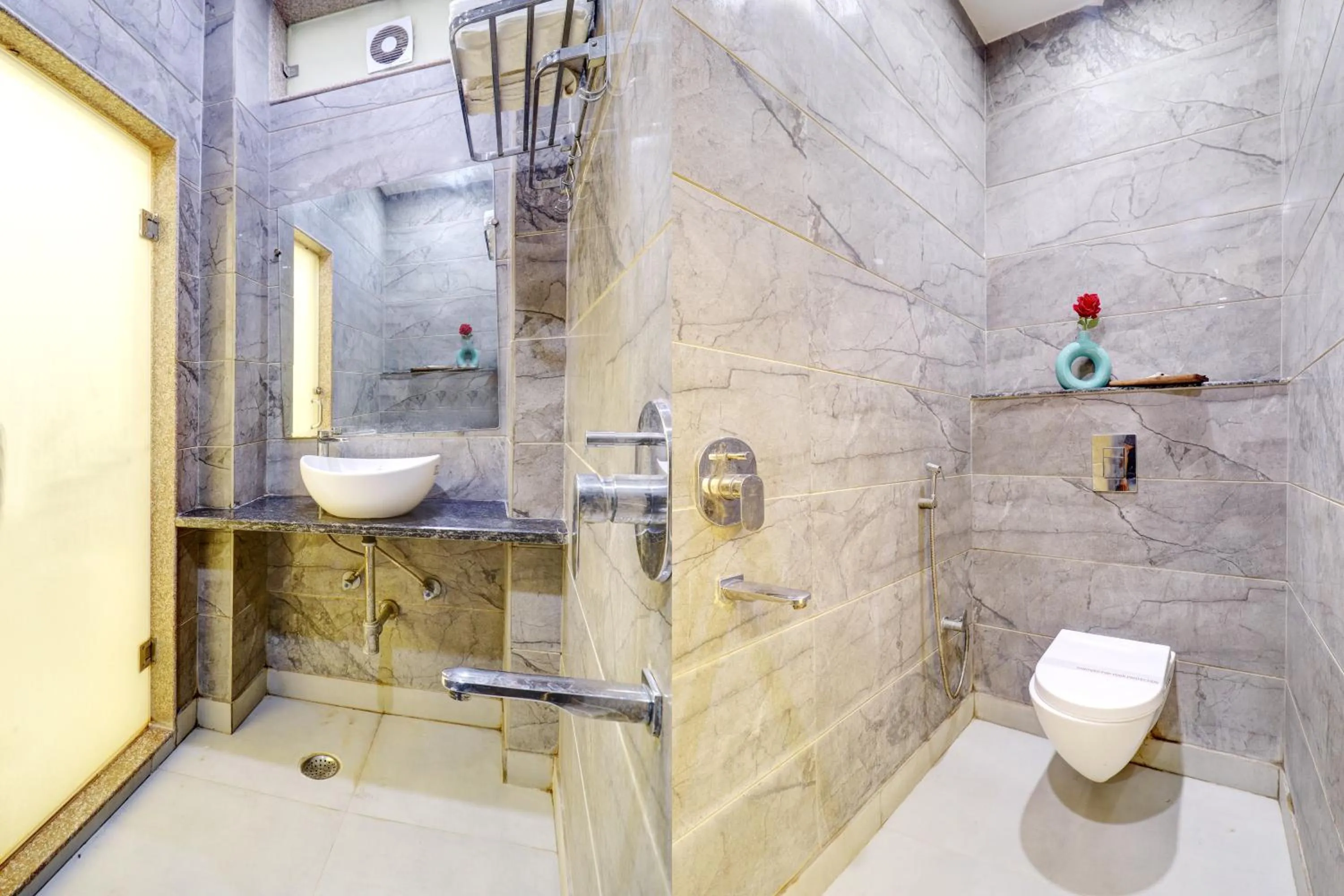 Shower in Hotel Emporio Dx - New Delhi Railway Station - Paharganj