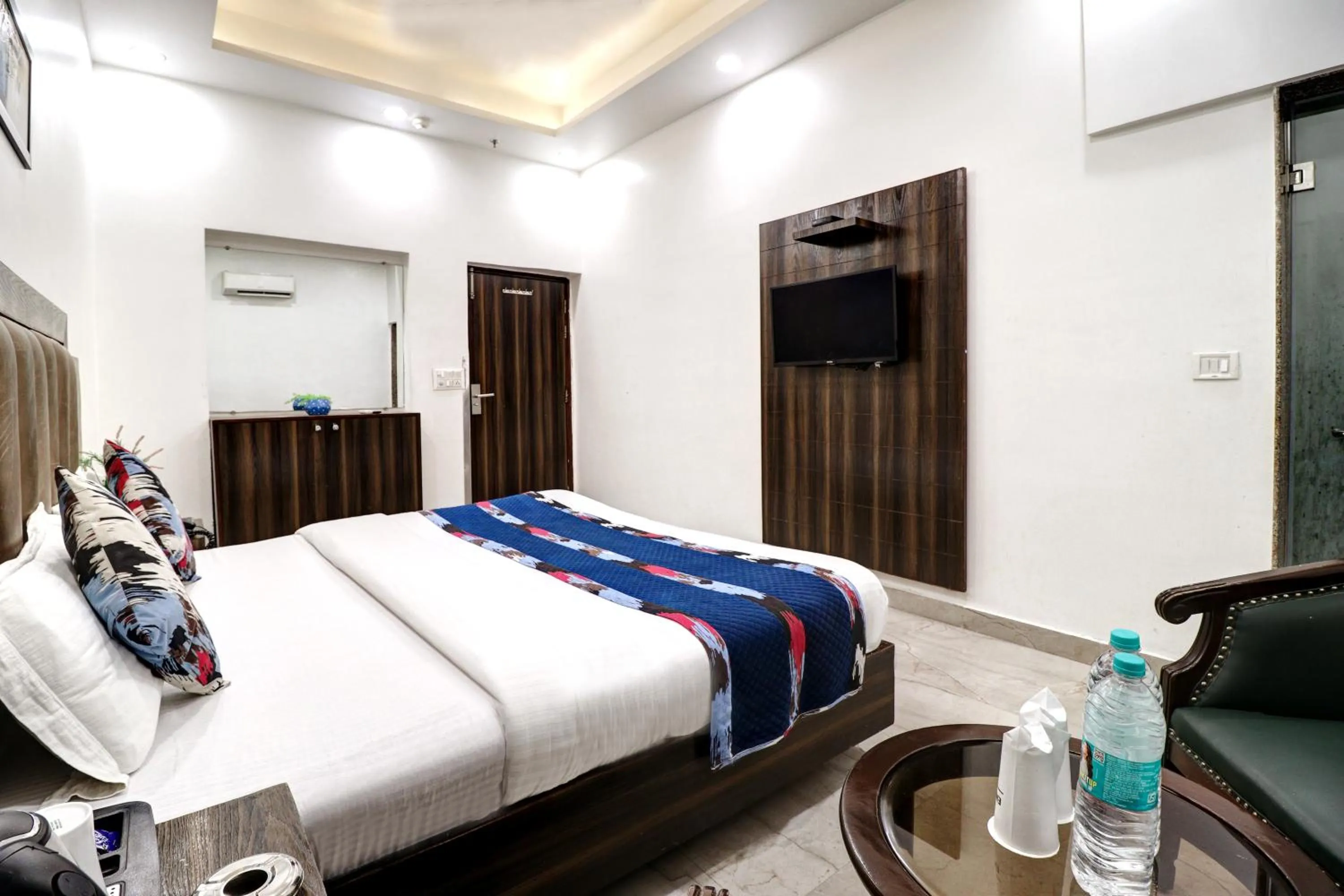 Communal lounge/ TV room, Bed in Hotel Emporio Dx - New Delhi Railway Station - Paharganj