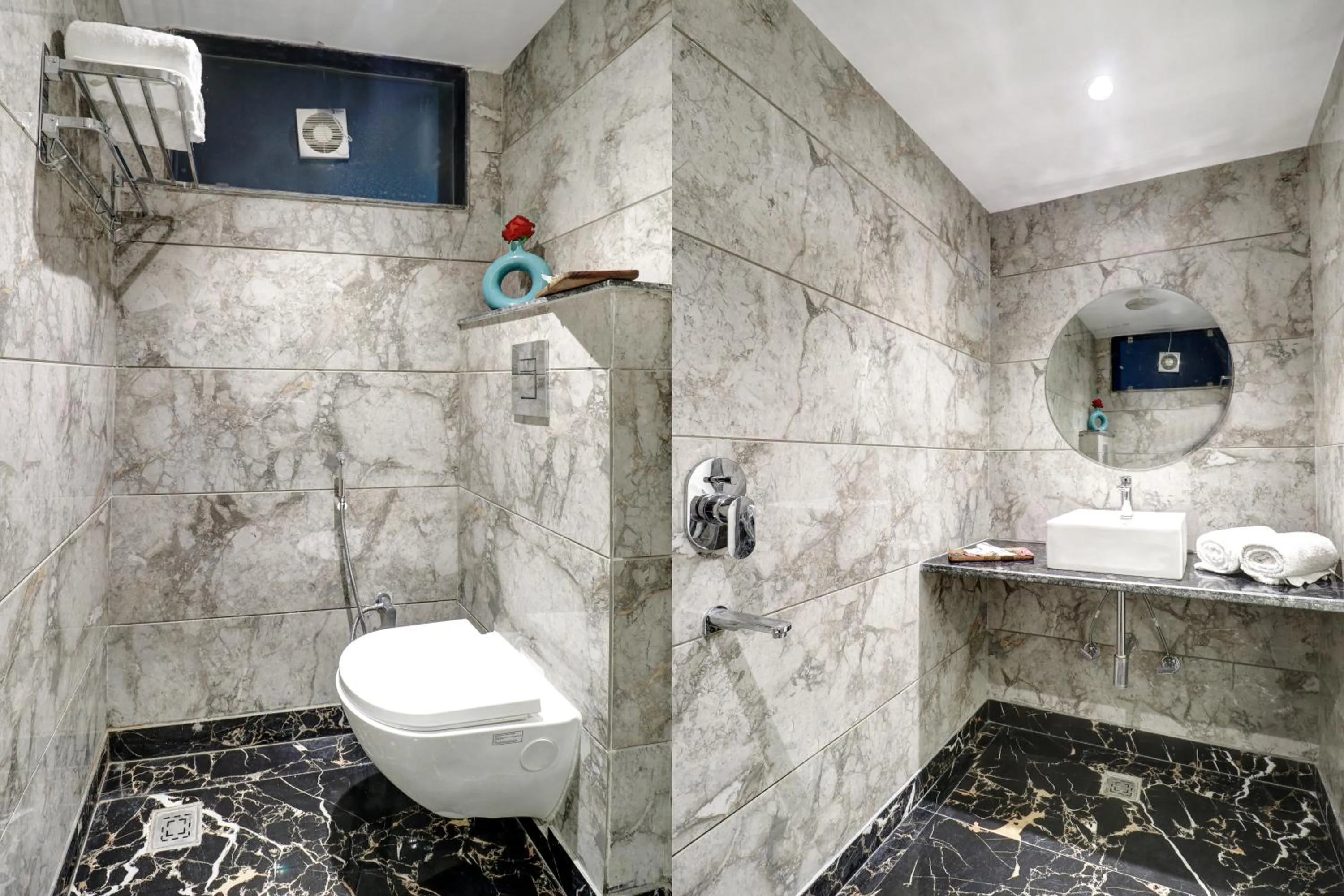 Shower in Hotel Emporio Dx - New Delhi Railway Station - Paharganj