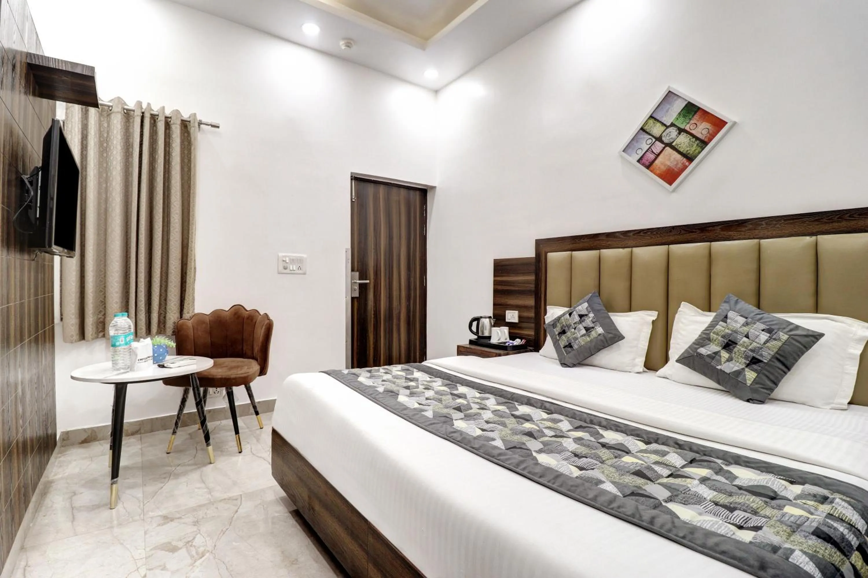 Bed in Hotel Emporio Dx - New Delhi Railway Station - Paharganj
