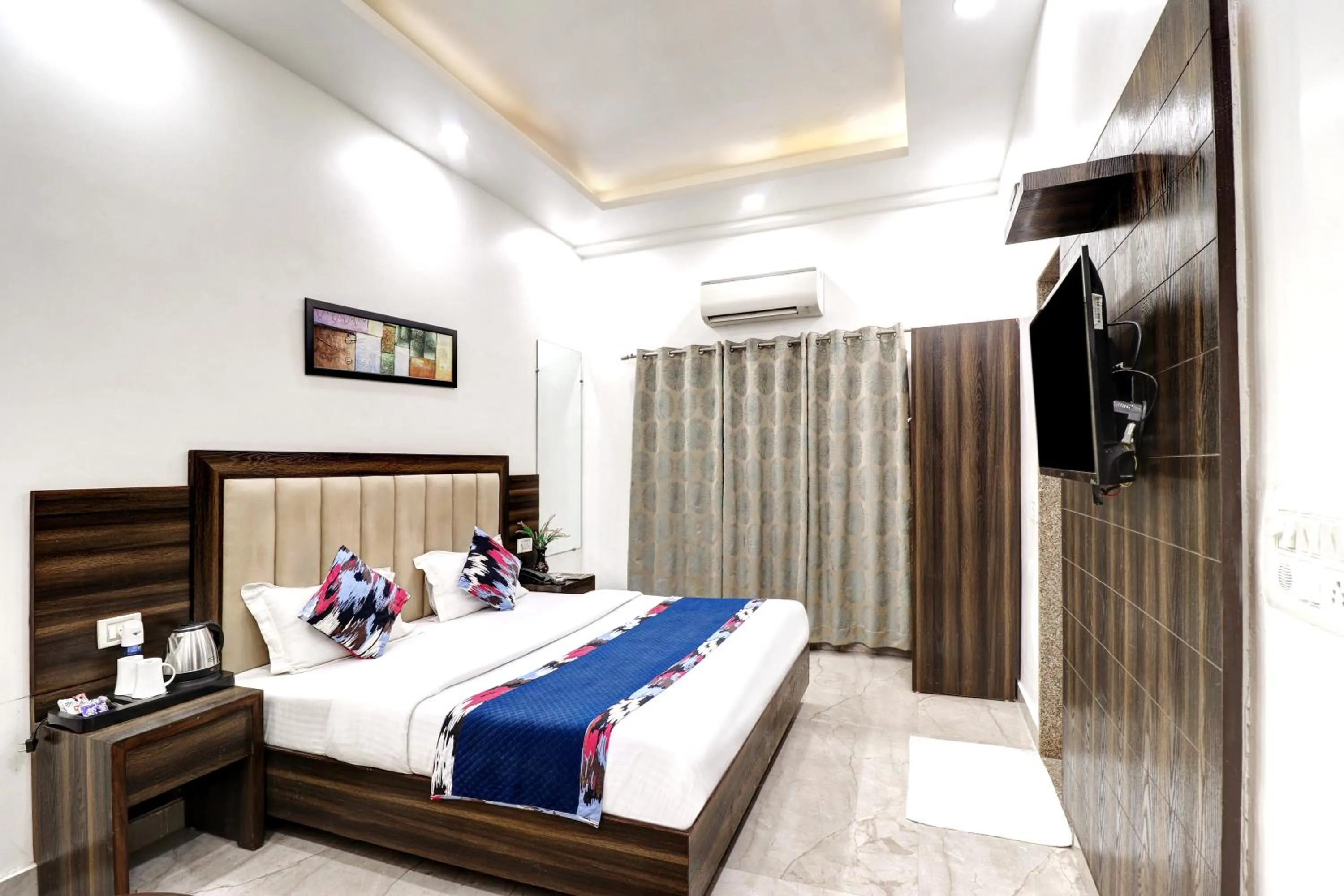 Communal lounge/ TV room, Bed in Hotel Emporio Dx - New Delhi Railway Station - Paharganj