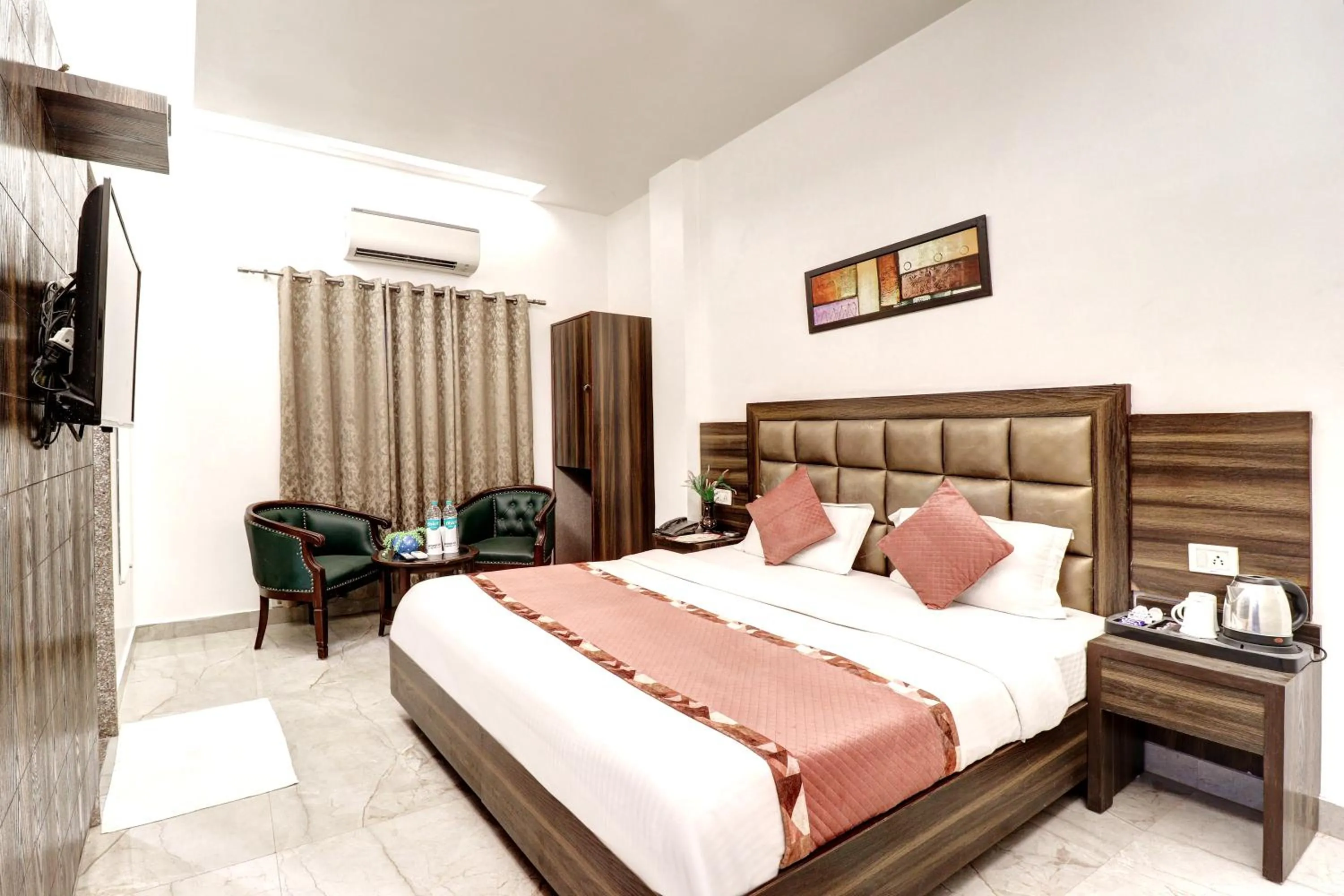 Communal lounge/ TV room, Bed in Hotel Emporio Dx - New Delhi Railway Station - Paharganj